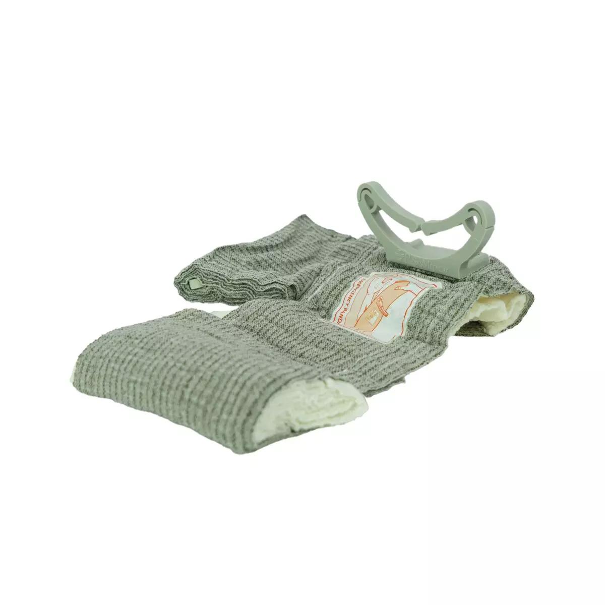 Eine T3 Bandage™ zeigt eine ausgerollte graue sterile Mullbinde mit zwei Wundauflagen, gesichert durch ein verstellbares Kunststoffverschlusssystem.