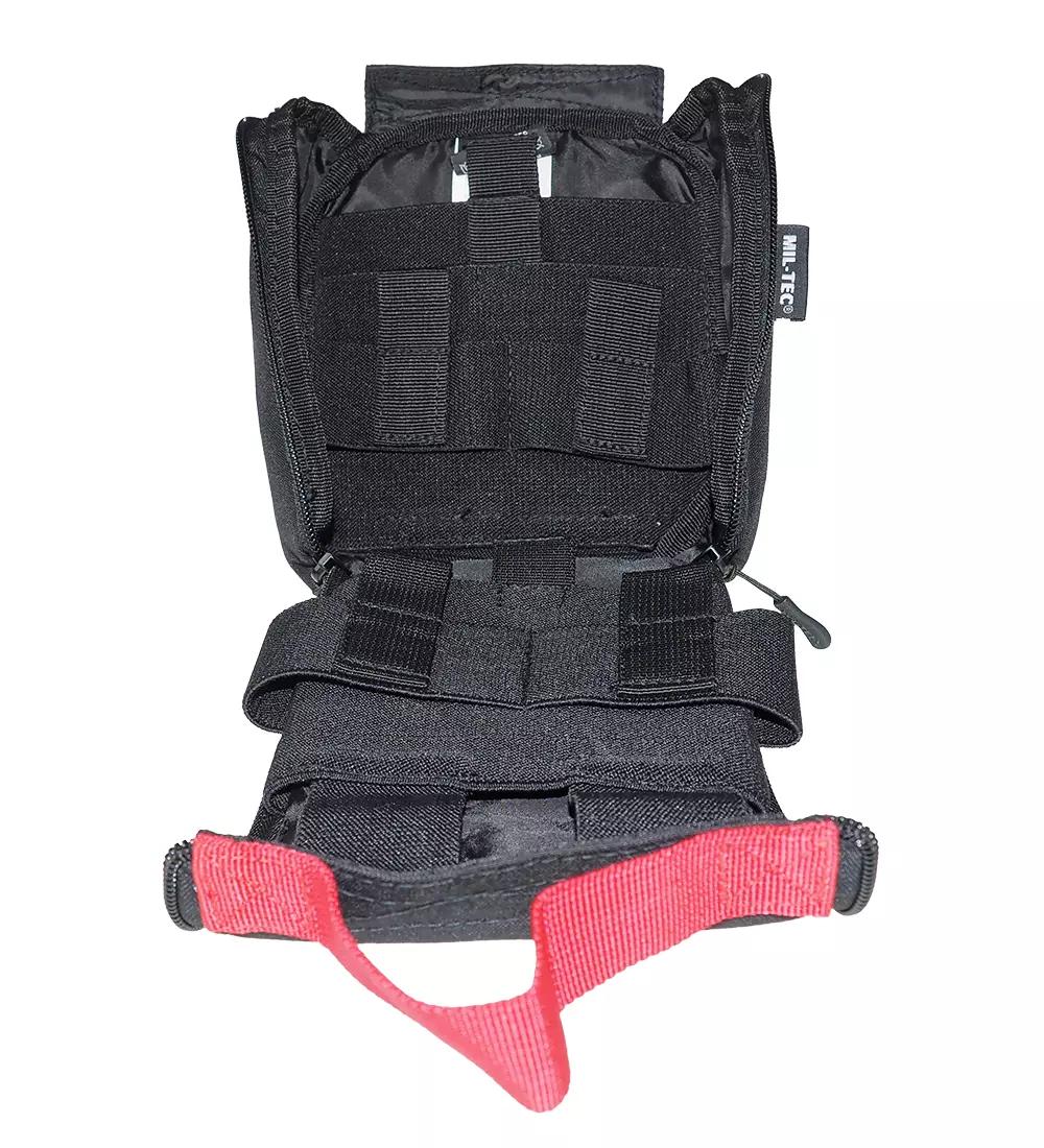 Eine geöffnete Mil-Tec® IFAK Tasche Laser Cut mit rotem Zugband, mehreren elastischen Fächern und schwarzem Griff für individuelle Erste-Hilfe-Ausrüstung.