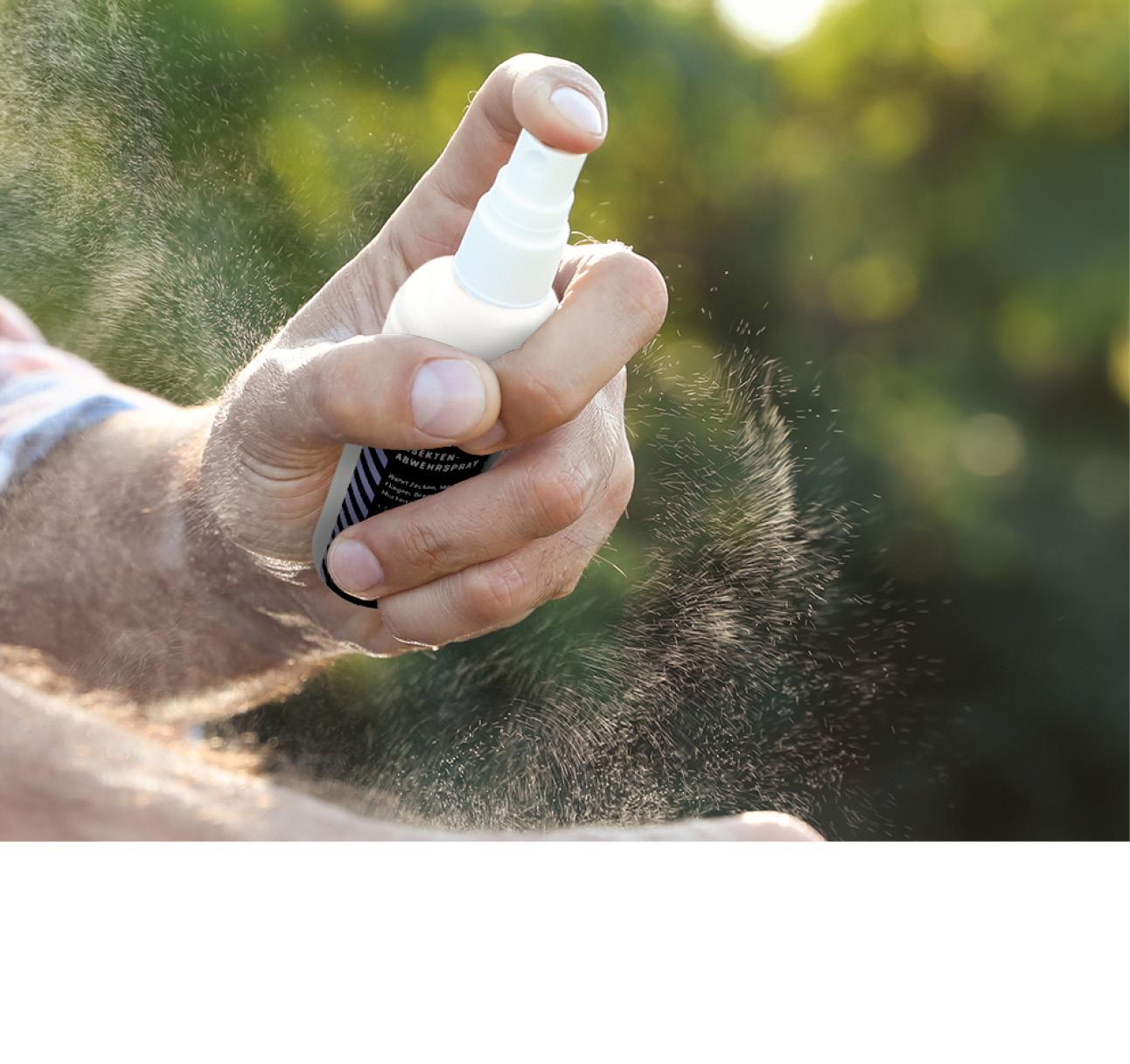 Anwendung eines WERO Insektensprays in der freien Natur