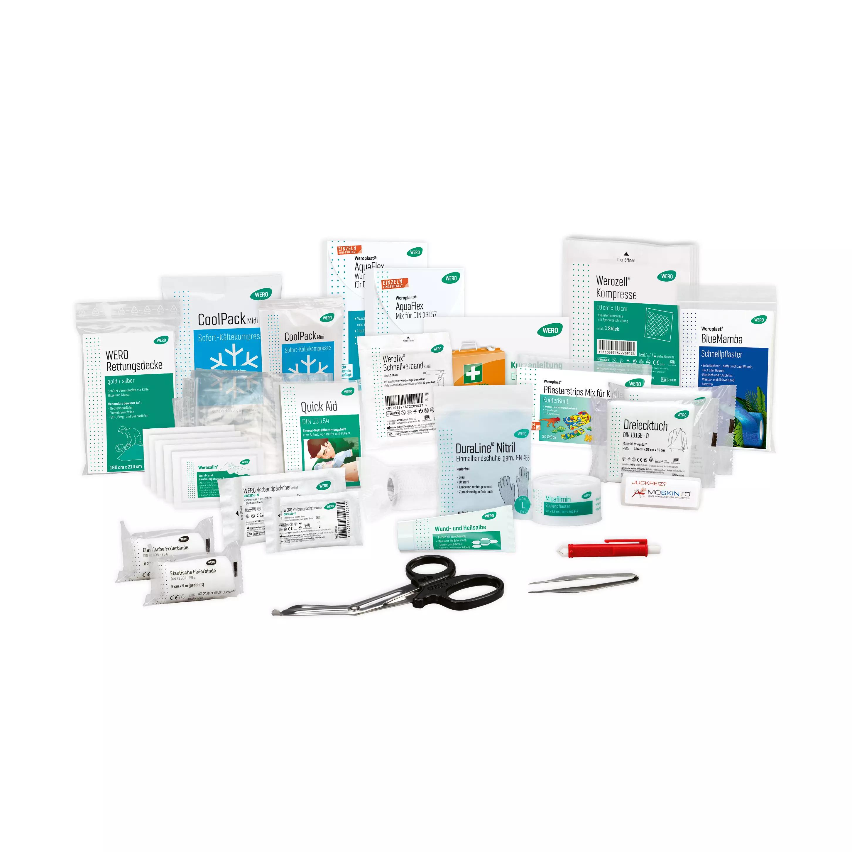 Verschieden große, klar verpackte WERO Füllung Sani-To-Go Sets mit grünen Etiketten und Zubehör wie Schere, Pinzette, Stiften und Karte übersichtlich angeordnet.