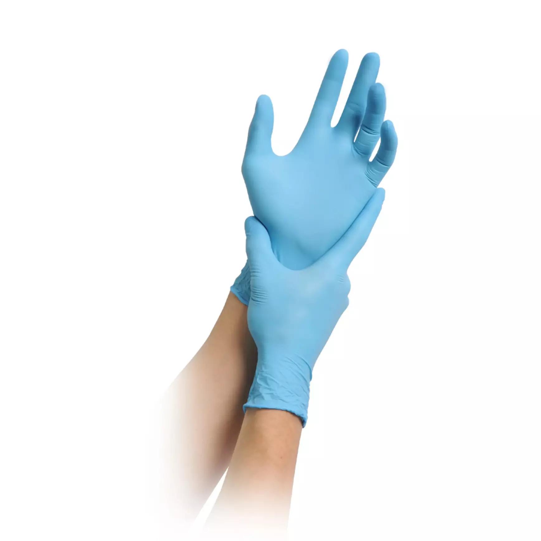 Hände in hellblauen Einweg-Nitrilhandschuhen halten sich sanft fest.