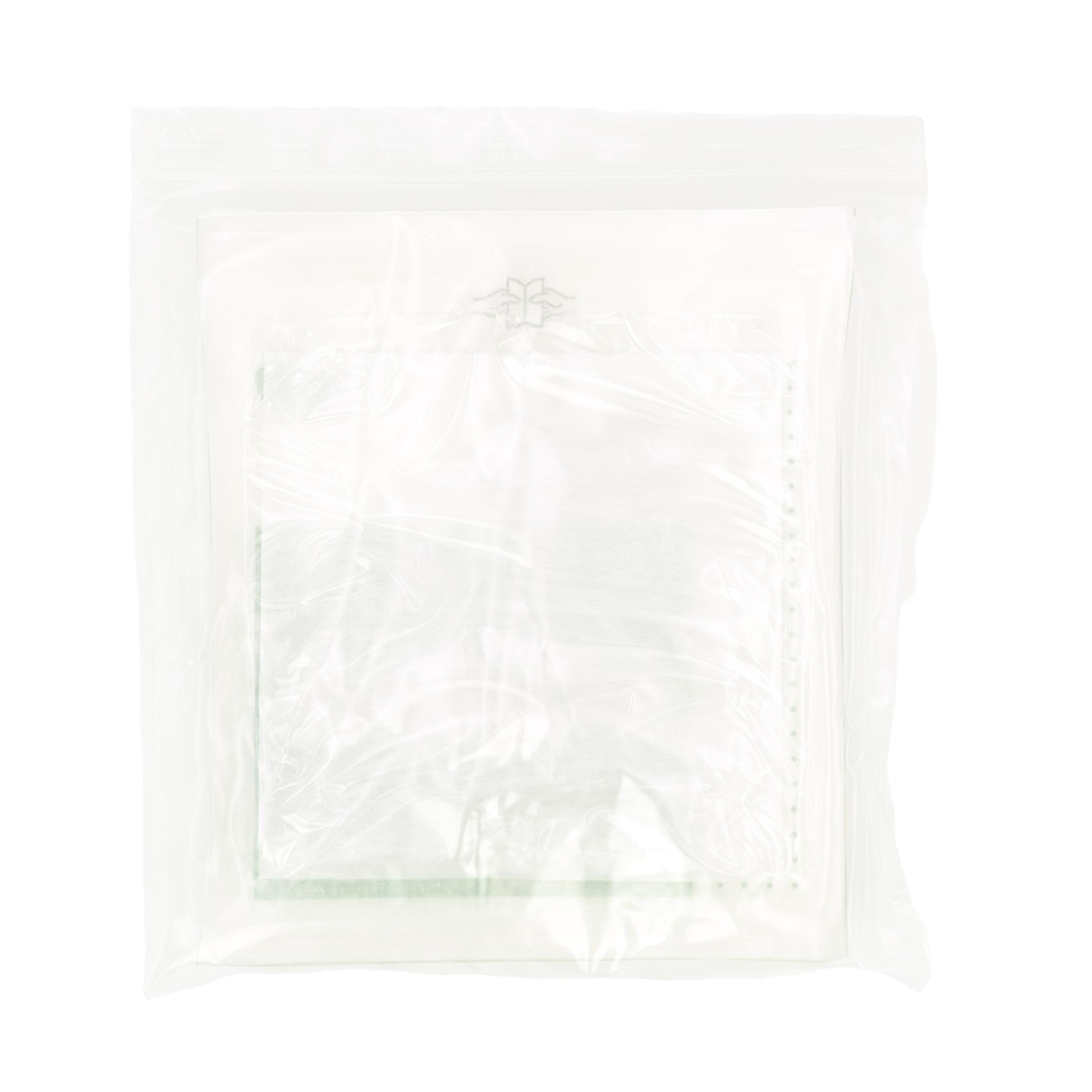 Eine verschlossene Klarsichttüte mit grünem Rand enthält eine sterile Werozell® Kompresse aus beschichtetem Vlies für die schnelle Wundversorgung.