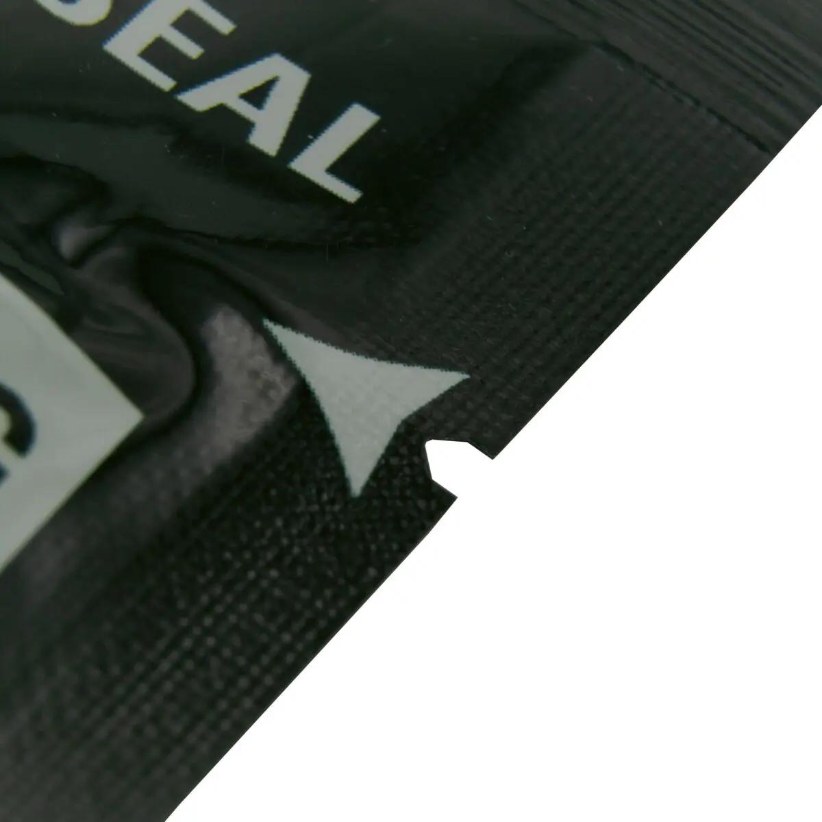 Schwarzes Beacon™ Chest Seal - non_vented mit weißer SEAL-Aufschrift, leicht strukturierter Oberfläche und deutlichem weißen Richtungspfeil.