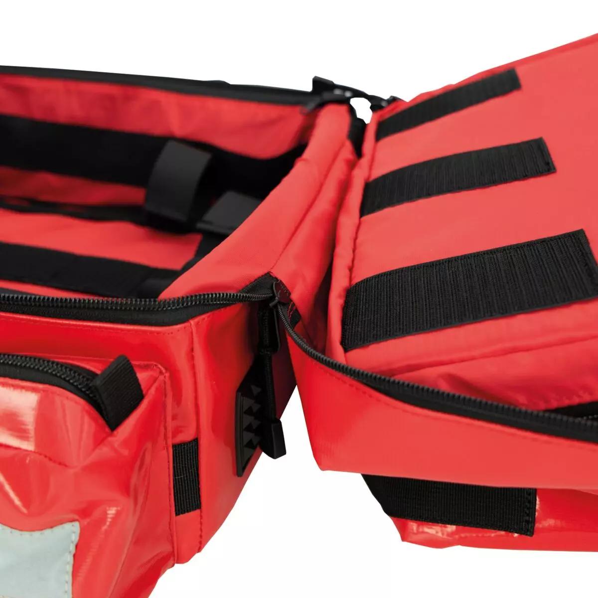 Der HAN-LIFE Rettungsrucksack PARAMEDIC PLUS aus rotem, PVC-beschichtetem Polyestergewebe zeigt sein geräumiges, organiserfreundlich unterteiltes Innenfach.