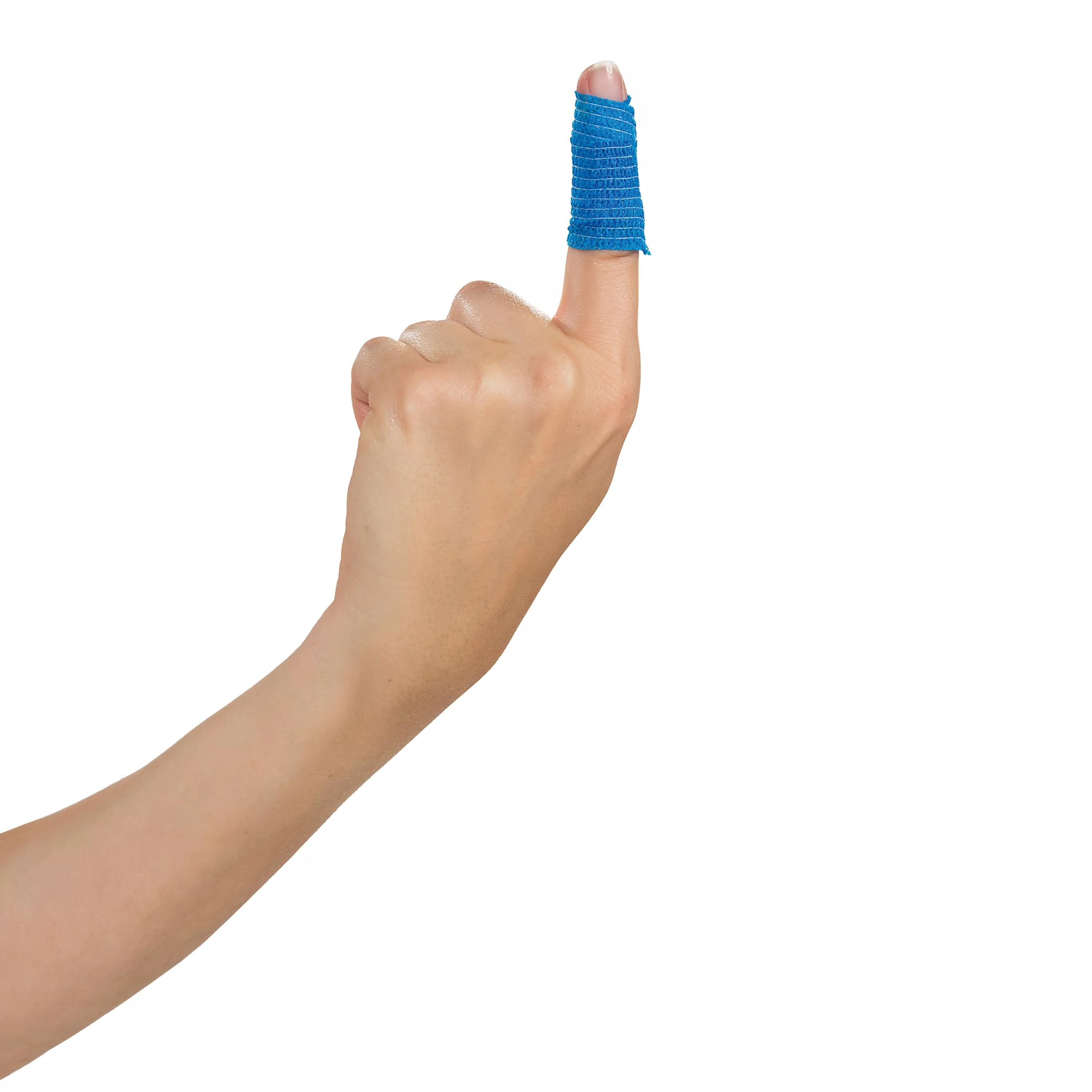 Ein Zeigefinger einer hellhäutigen Hand ist mit dem blauen, selbsthaftenden Schnellpflaster Weroplast® BlueMamba umwickelt.