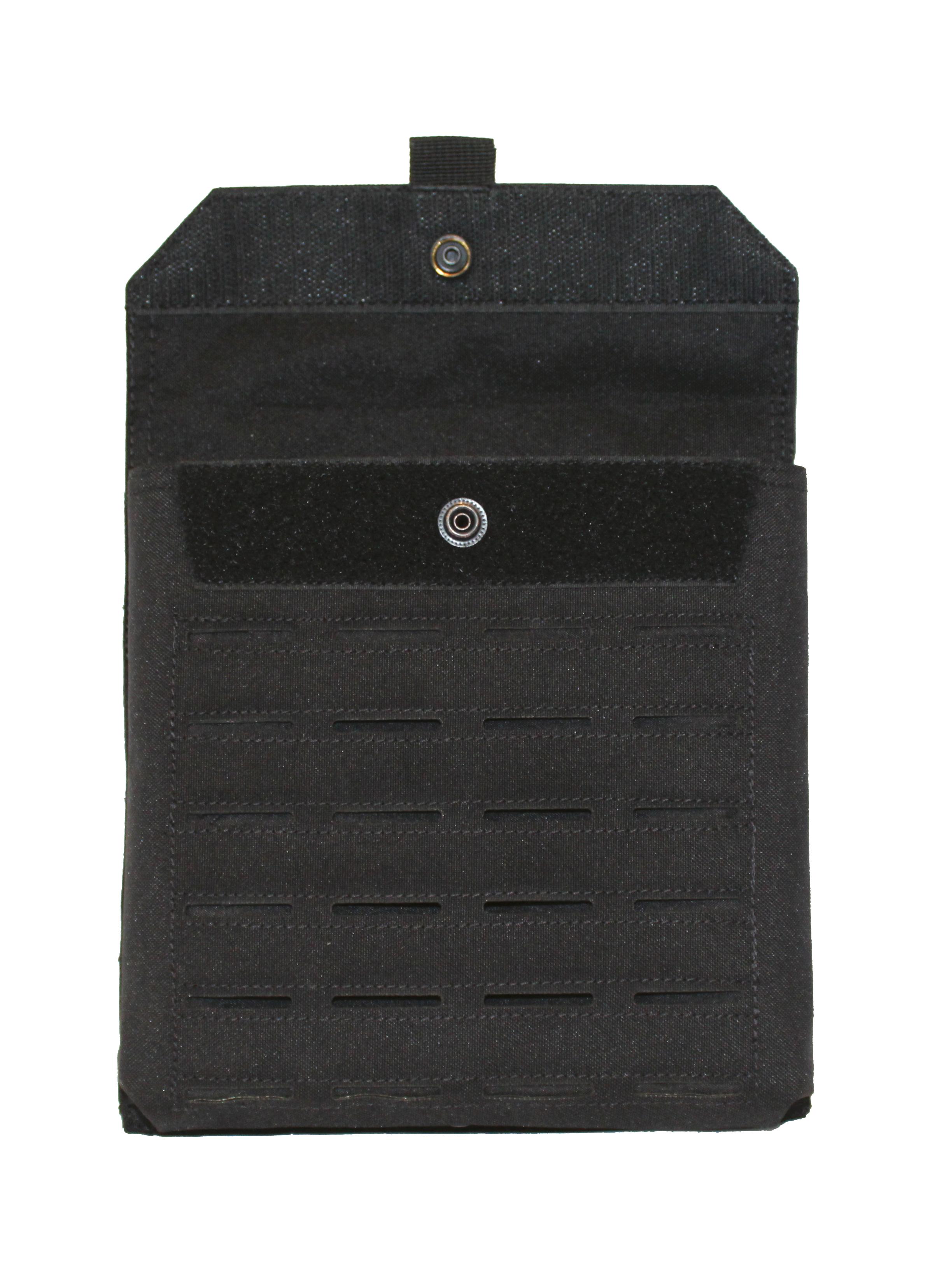 Schwarze Tasche für Rescue Essentials QuikLitter™ Lite mit Klappverschluss, MOLLE-Lasercut und innenliegenden Verstellriemen, aus robustem Material.