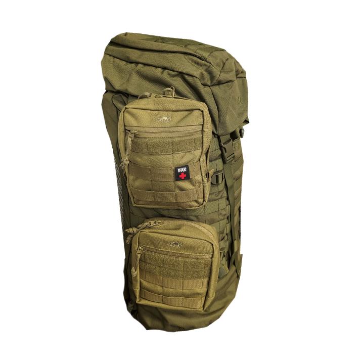 Olivegrüner NightStripes - IFAK Rucksack mit mehreren Fächern, robustem Polyesterstoff und rotem Kreuzlogo auf befestigter Vordertasche.