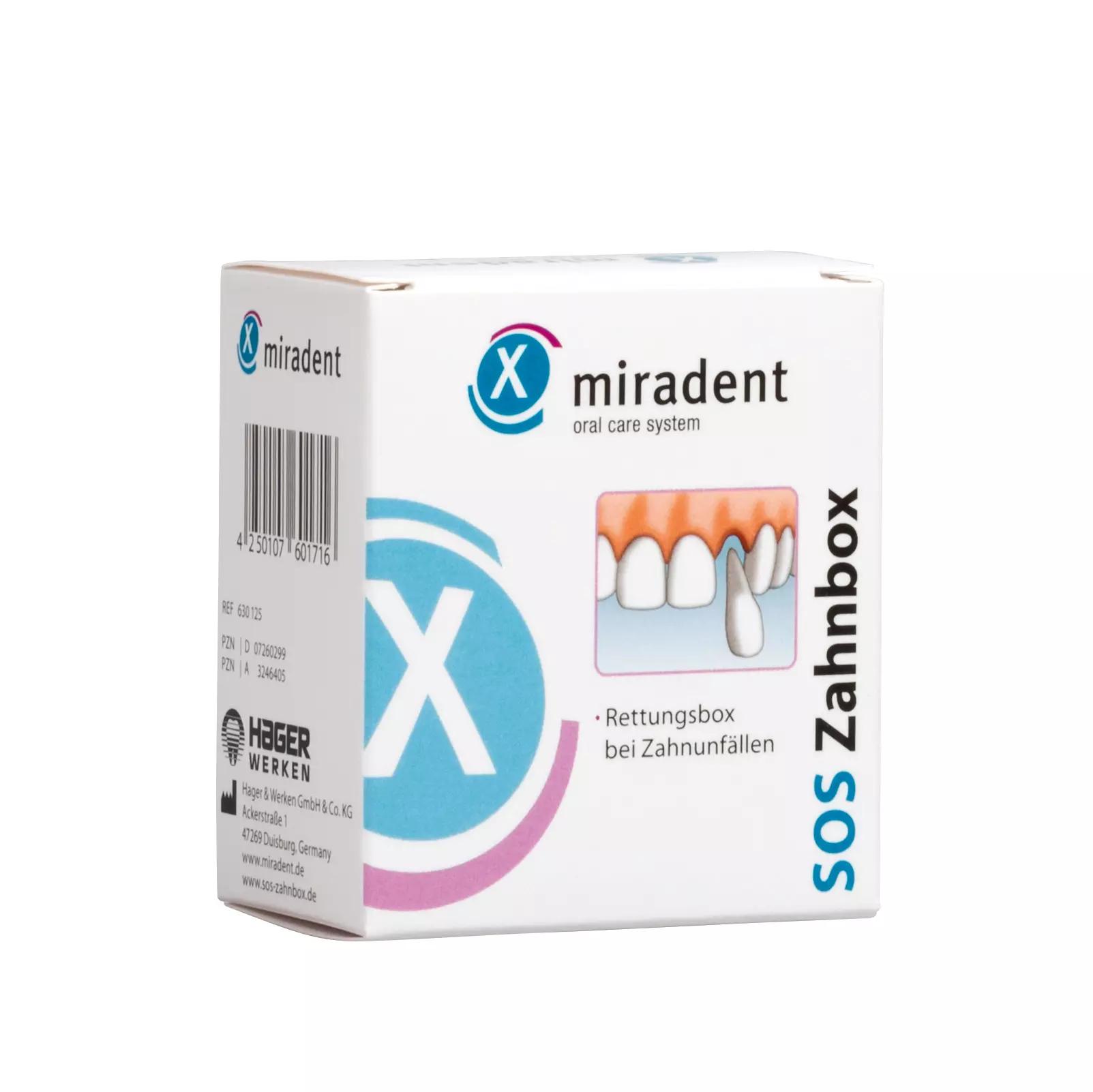 Weiße SOS Zahnbox von Miradent mit blauer X-Logo, Aufdruck „Rettungsbox bei Zahnunfällen“ und Illustration eines Zahns mit Implantat auf der Vorderseite.