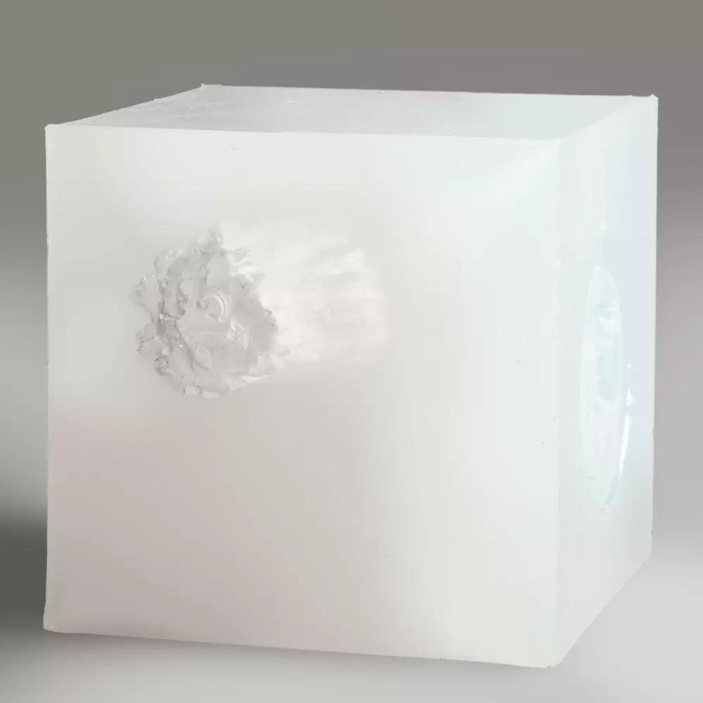 Wound Cube™ mit glatter, weißer Oberfläche, unregelmäßigem Blütenmuster oben links und rundem Loch unten rechts zum Training der Blutungskontrolle.