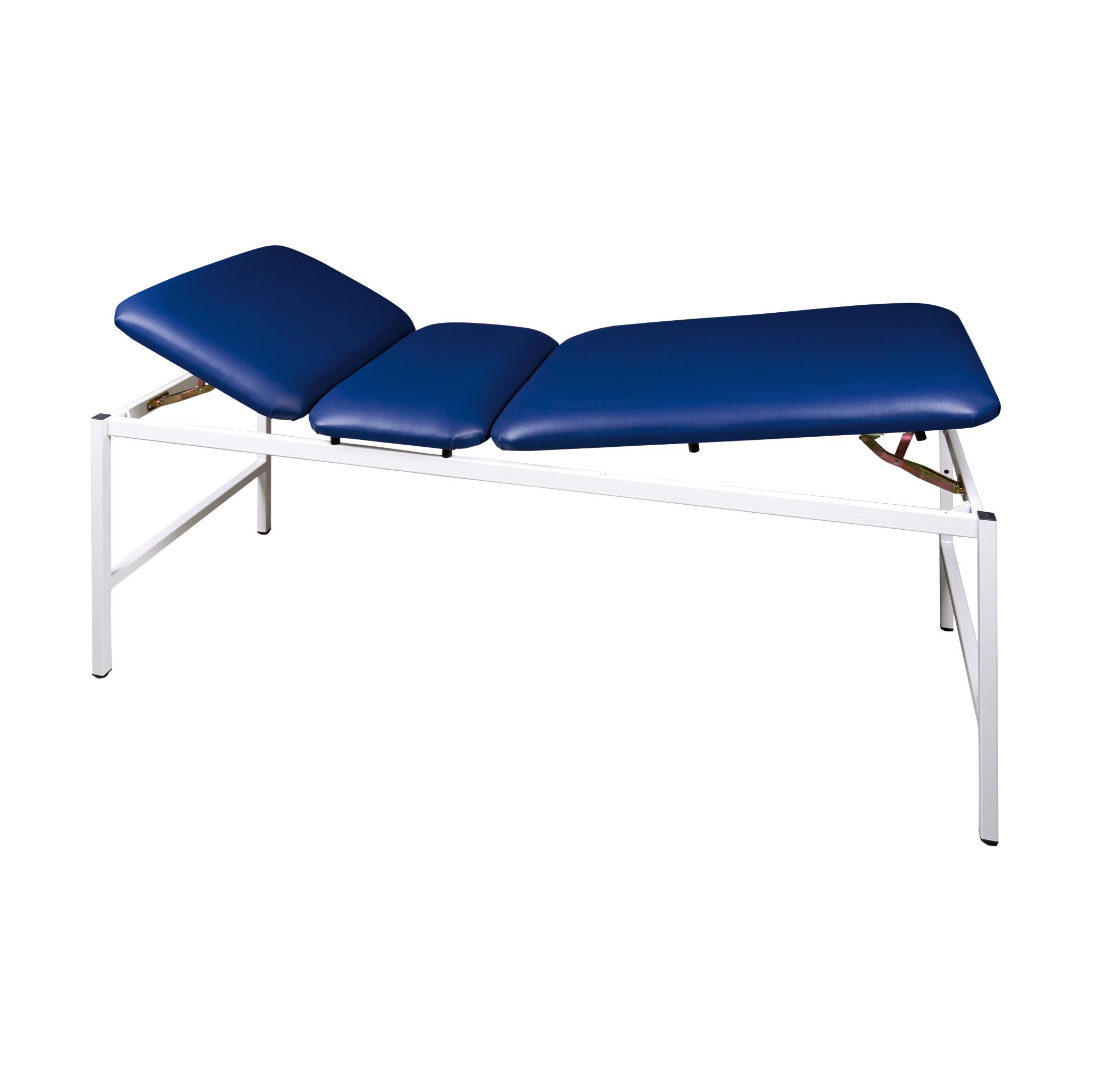 Untersuchungs- und Massageliege Modell 370 S – Blau mit dreiteiligem, weißem Metallgestell und gepolsterter, blauer Liegefläche, Fußteil angewinkelt.