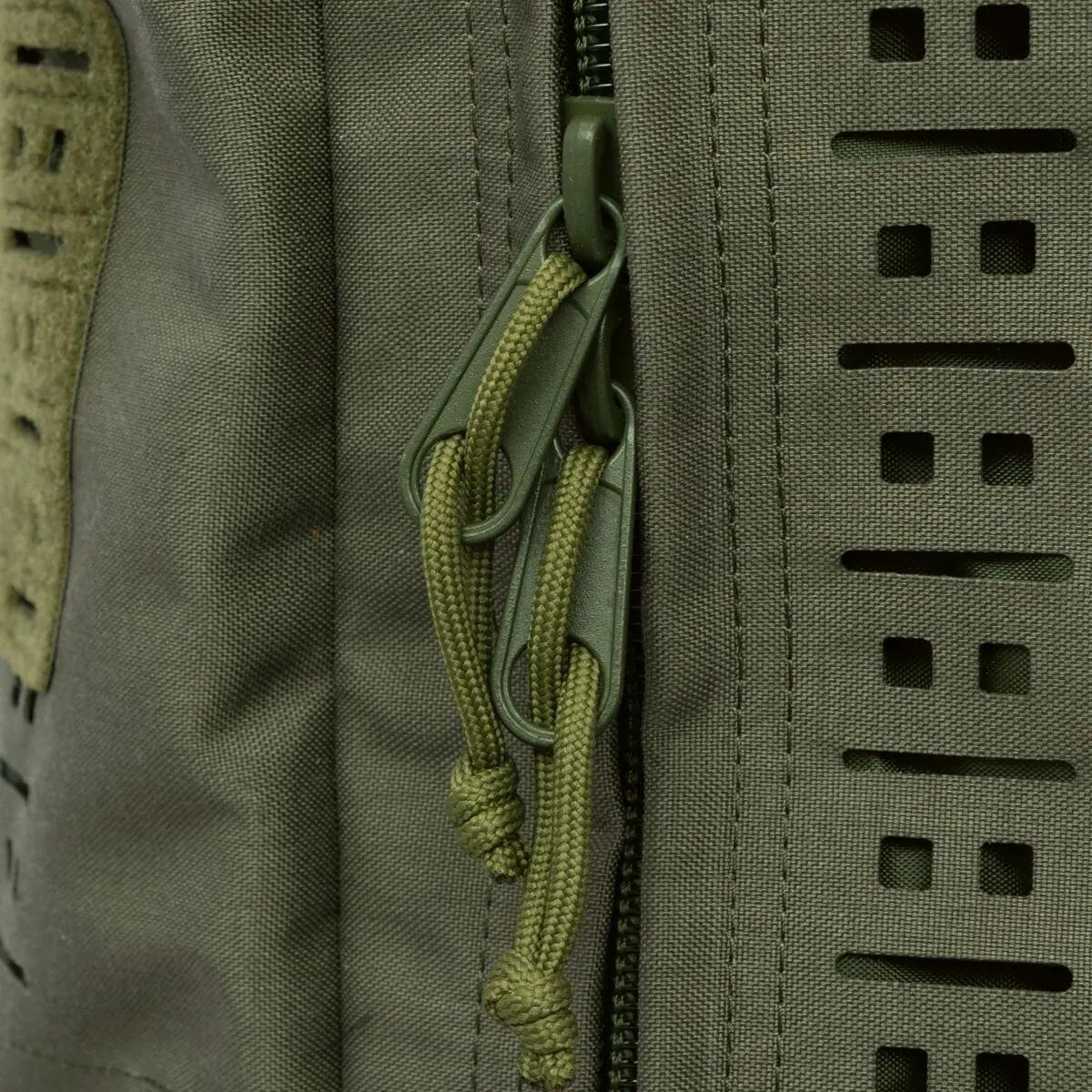 Detailansicht des teilgeöffneten Reißverschlusses am PARAMEDYK® Notfallrucksack - Oliv aus CORDURA 1100dtex mit grünem Kordelzipper und MOLLE-System.