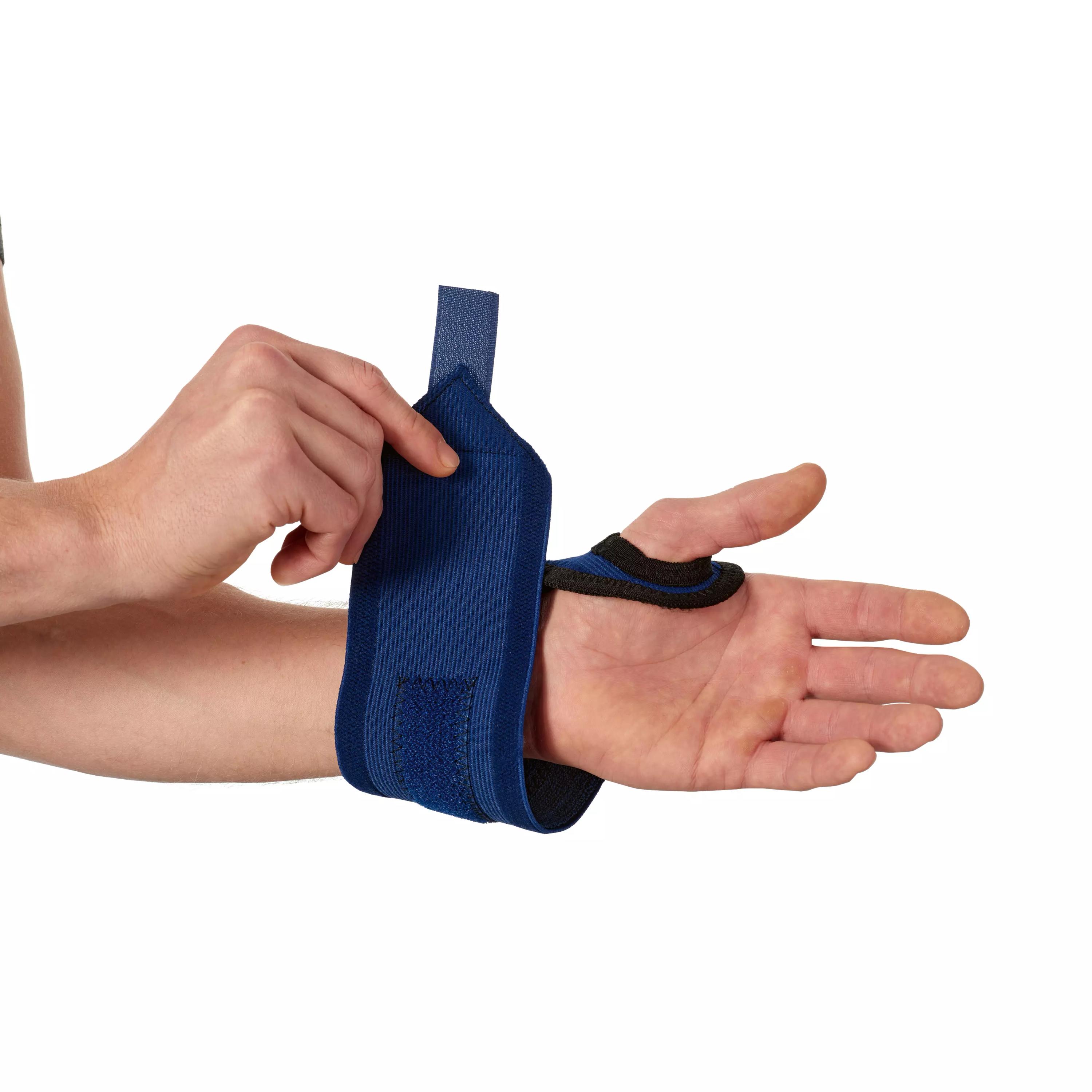 Eine Person legt eine blaue Handgelenkbandage WERO Sanit® Supra mit Daumenschlaufe aus Baumwollmischgewebe sorgfältig um ihr Handgelenk.