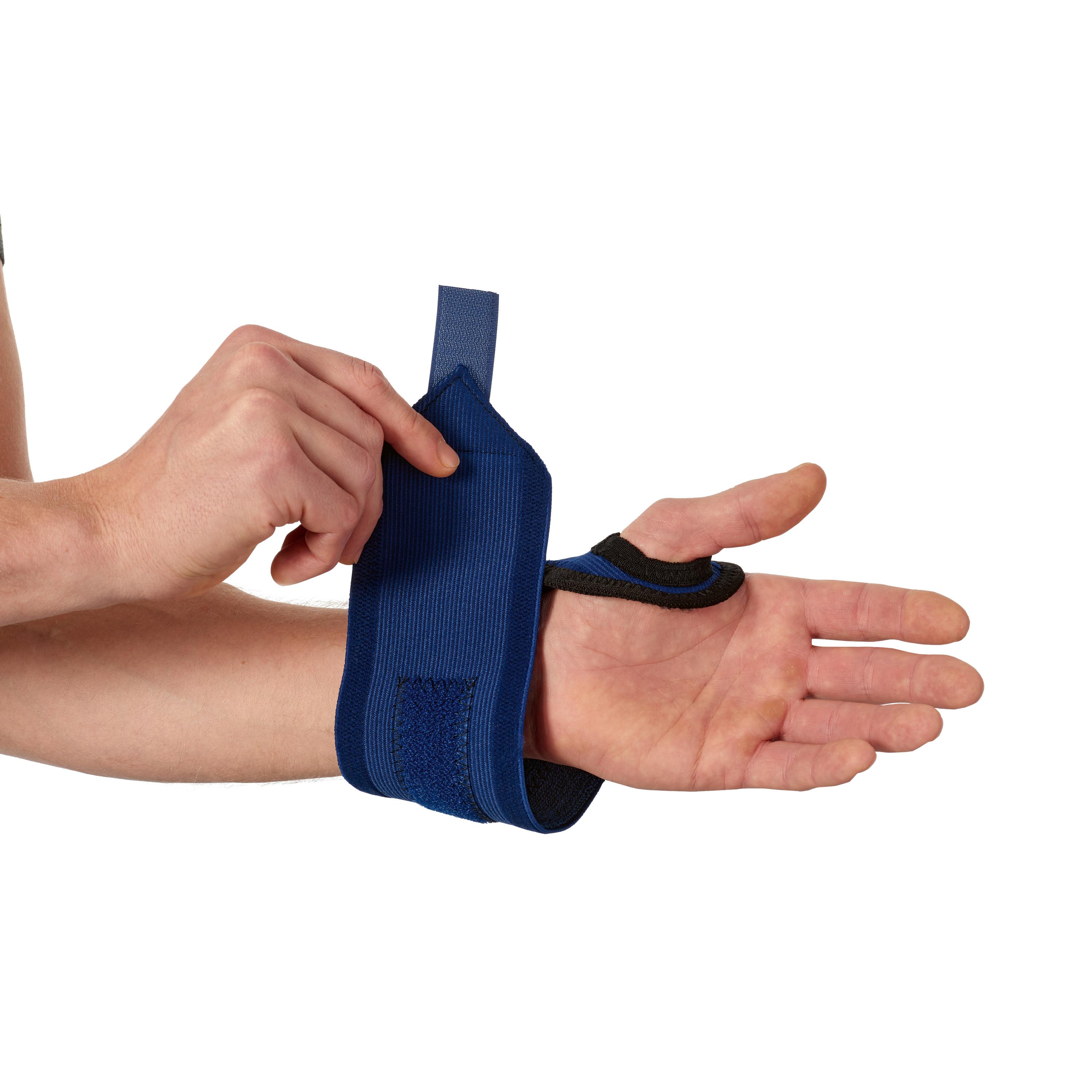 Eine Person legt eine blaue Handgelenkbandage WERO Sanit® Supra mit Daumenschlaufe aus Baumwollmischgewebe sorgfältig um ihr Handgelenk.