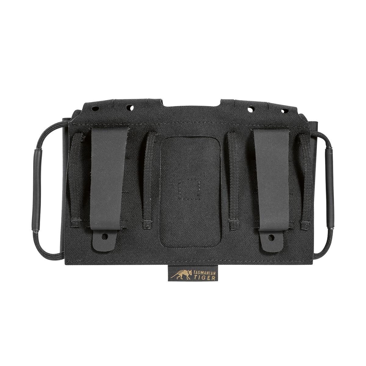 Schwarzer TT IFAK Pouch Dual aus laminiertem CORDURA®, mit breiten Brustgurten, mehreren Clips und goldfarbenem Tasmanian Tiger Logo auf der Rückseite.
