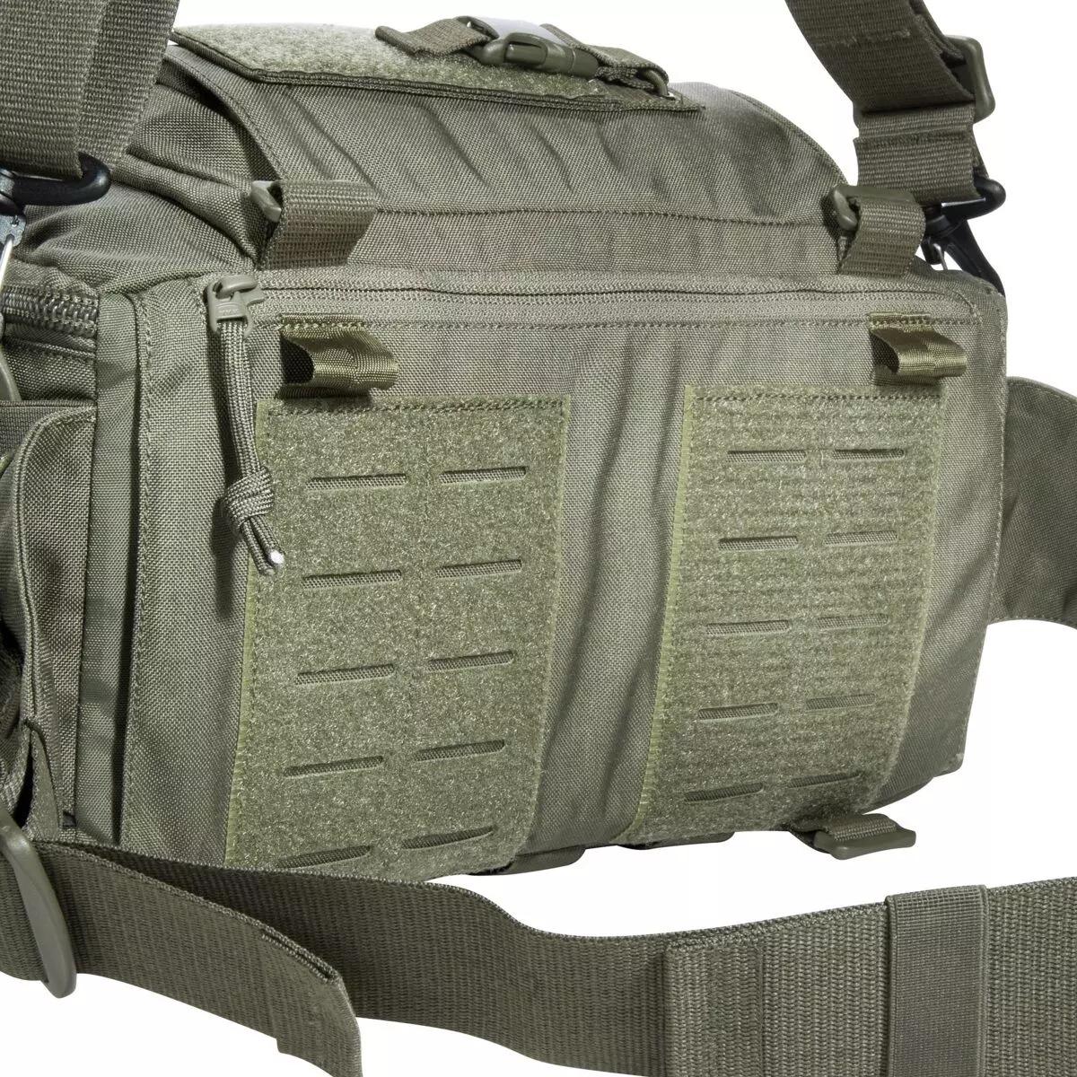 Robuste TT Medic Hip Bag IRR in Dunkelgrün mit mehreren Reißverschlusstaschen, abnehmbarem Hüftgurt und verstärkten, verstellbaren Trageriemen.