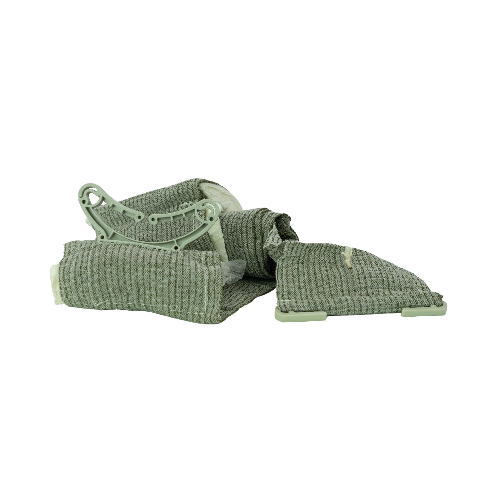 T3 Bandage™ Notfalldruckverband mit zwei Wundauflagen und zusätzlicher Mullbinde, kompakt zusammengefaltet, flexible grünliche Textur.