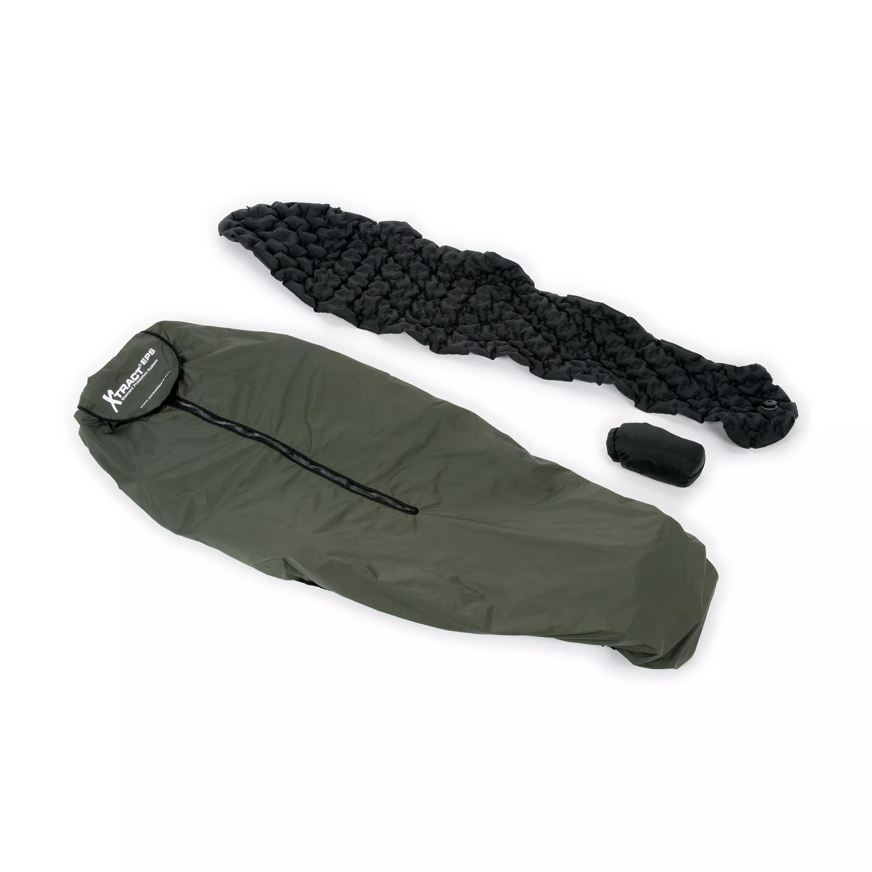 Der grüne Xtract™ SR Element Protection System (EPS) Schlafsack liegt geöffnet mit sichtbarem Reißverschluss neben schwarzer, gefalteter Isomatte und Zubehörbeutel.