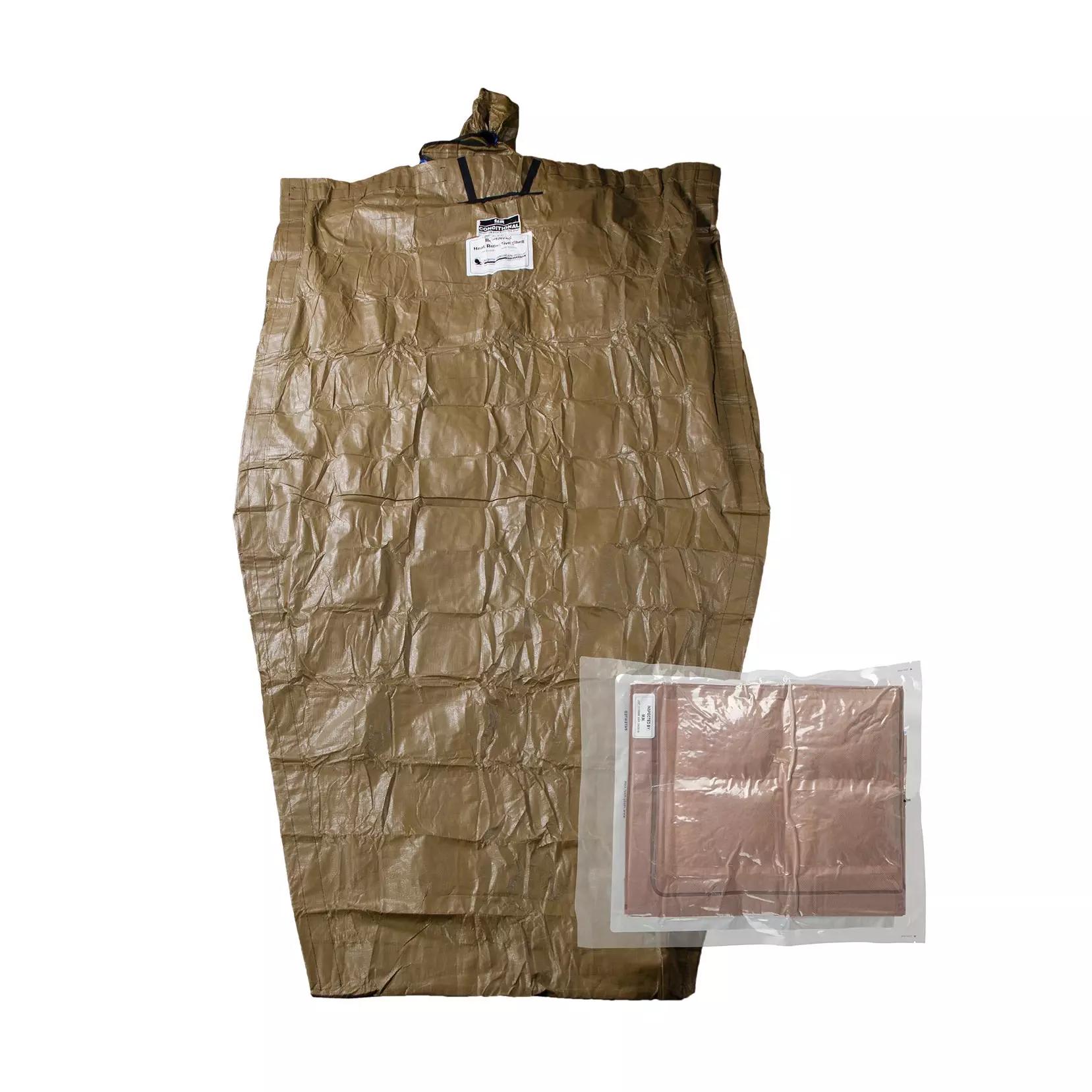Ein zusammengerolltes NAR Hypothermia Prevention and Management Kit (HPMK®) im transparenten Beutel zeigt die beige 4-lagige Wärmehülle und die Ready-Heat™ Decke.