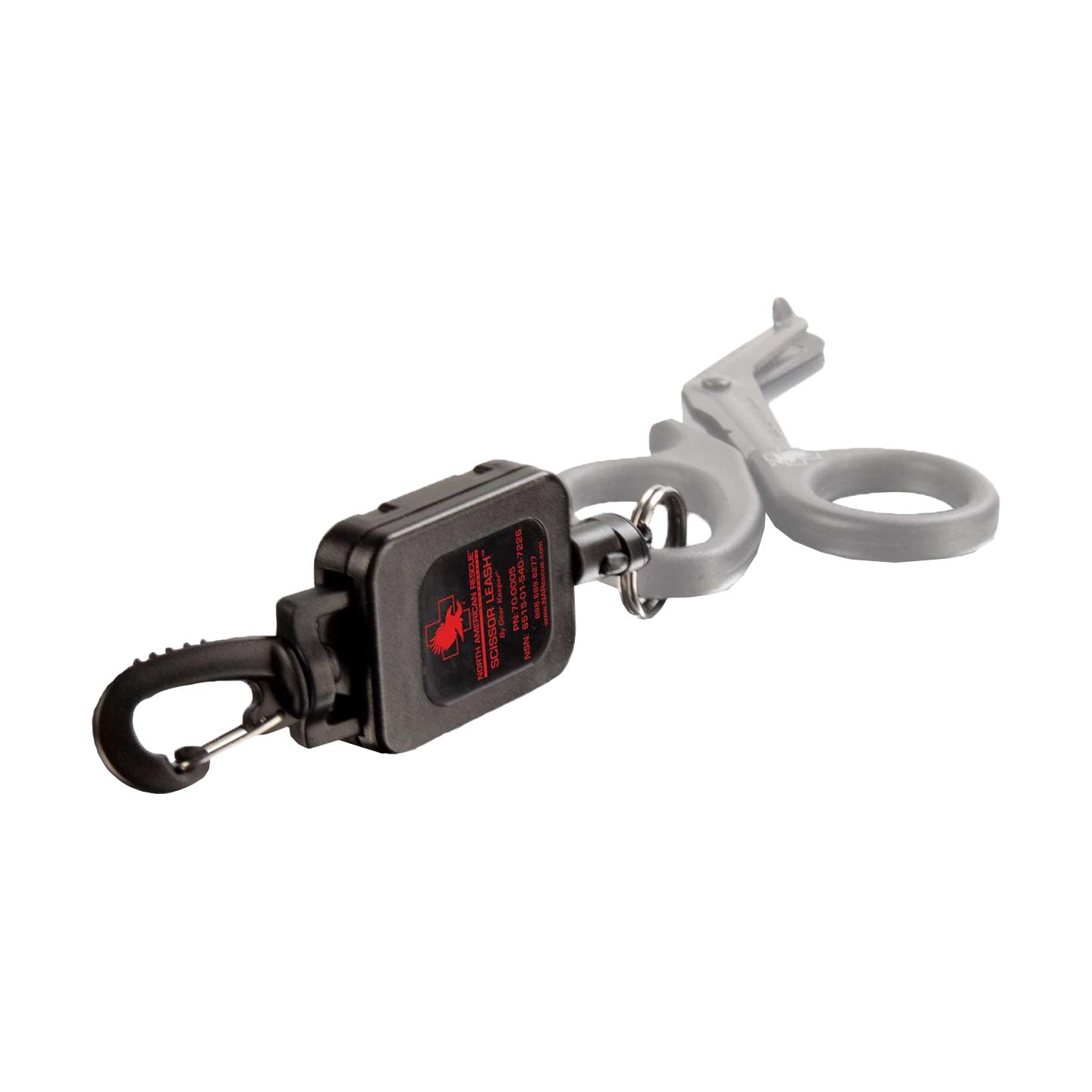 NAR Scissor Leash™ mit silbernem Ring, daran befestigten Scheren und schwarzem, einziehbarem Stethoskop, roter Tag mit Produktdetails.