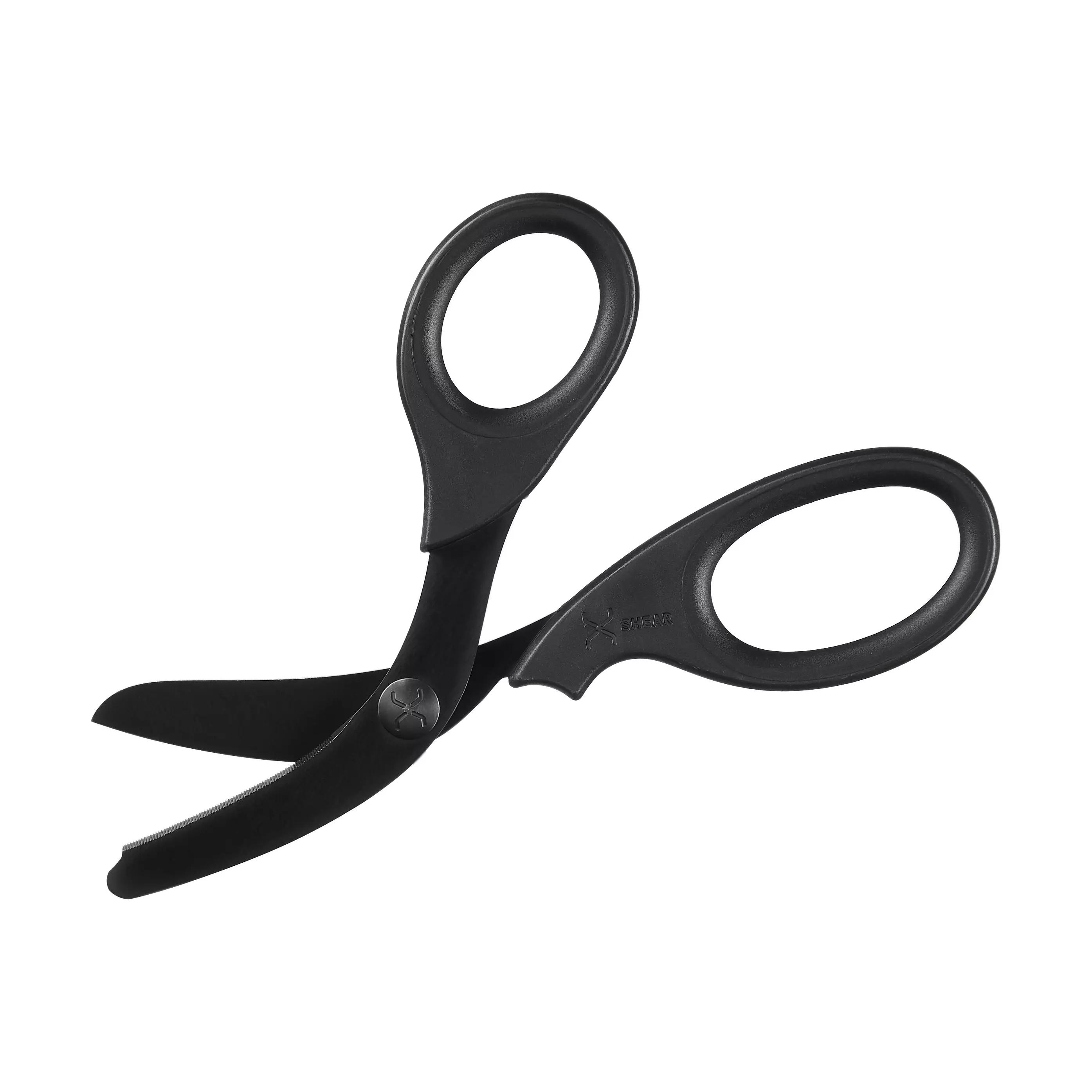 Traumaschere XSHEAR® - Schwarz mit gehärteten, rostfreien Stahlklingen, schwarzer Titanium-Beschichtung und patentiert stumpfer, gebogener Spitze.