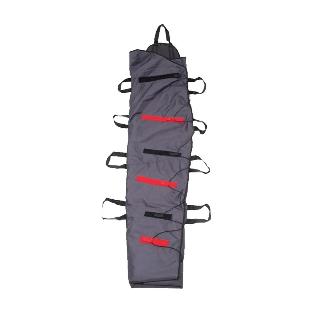 Ein Thermosaver Hypothermic Rescue Bag – Grau liegt flach ausgebreitet, mit roten und schwarzen Gurten sowie mehreren Befestigungs- und Tragemöglichkeiten.