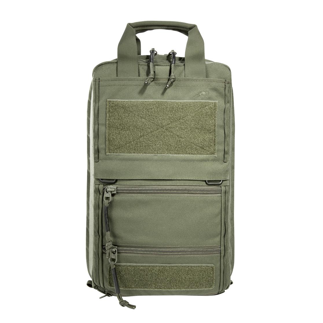 Ein TT Survival Pack in Olivgrün steht aufrecht, zeigt zwei Tragegriffe, Front- und Seitentaschen sowie verstellbare Riemen und Schnallen.