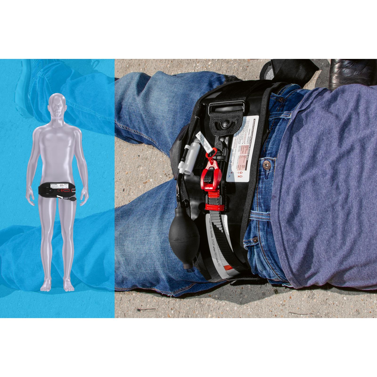 Abdominal Aortic & Junctional Tourniquet-Stabilized (AAJT-S) als schwarzer Gurt mit Zubehör, getragen an einer transparenten Figur um die Taille.