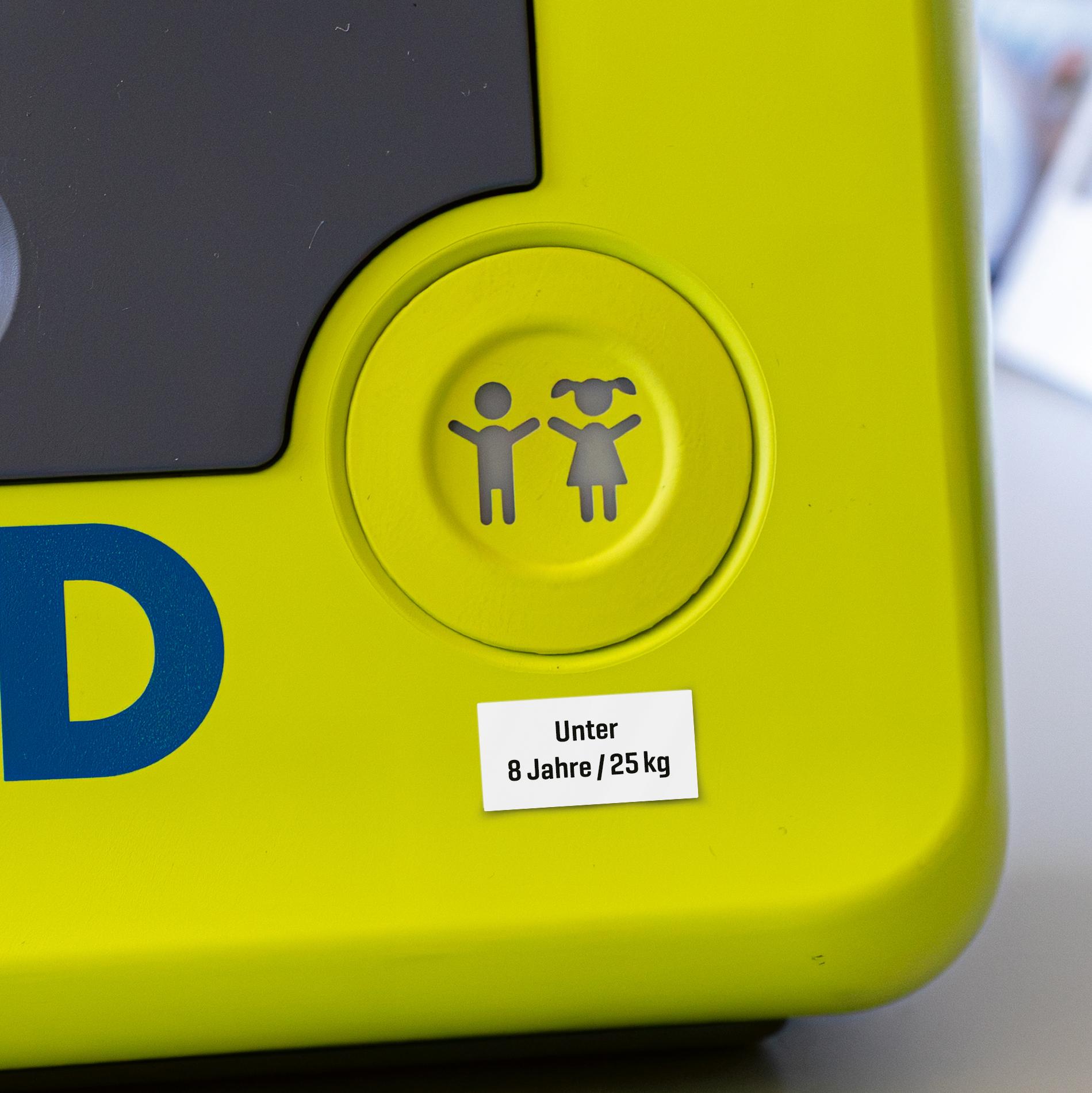 Sticker for defibrillator: Under 8 years / 25 kg