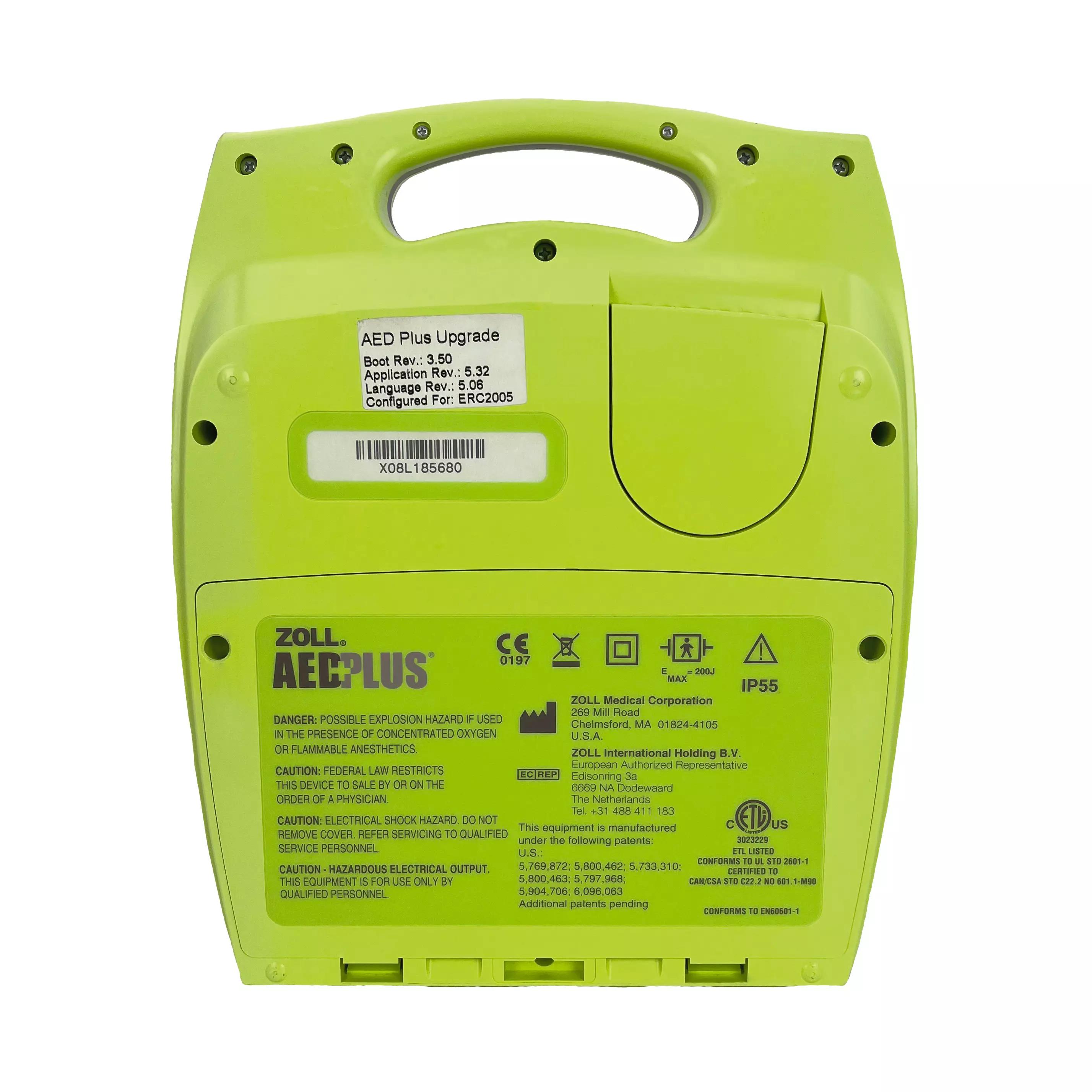 ZOLL AED Plus ohne Zubehör mit Tragegriff und kompaktem Gehäuse, robuste IP55-Zertifizierung, Warnhinweise und Seriennummer auf Rückseite.