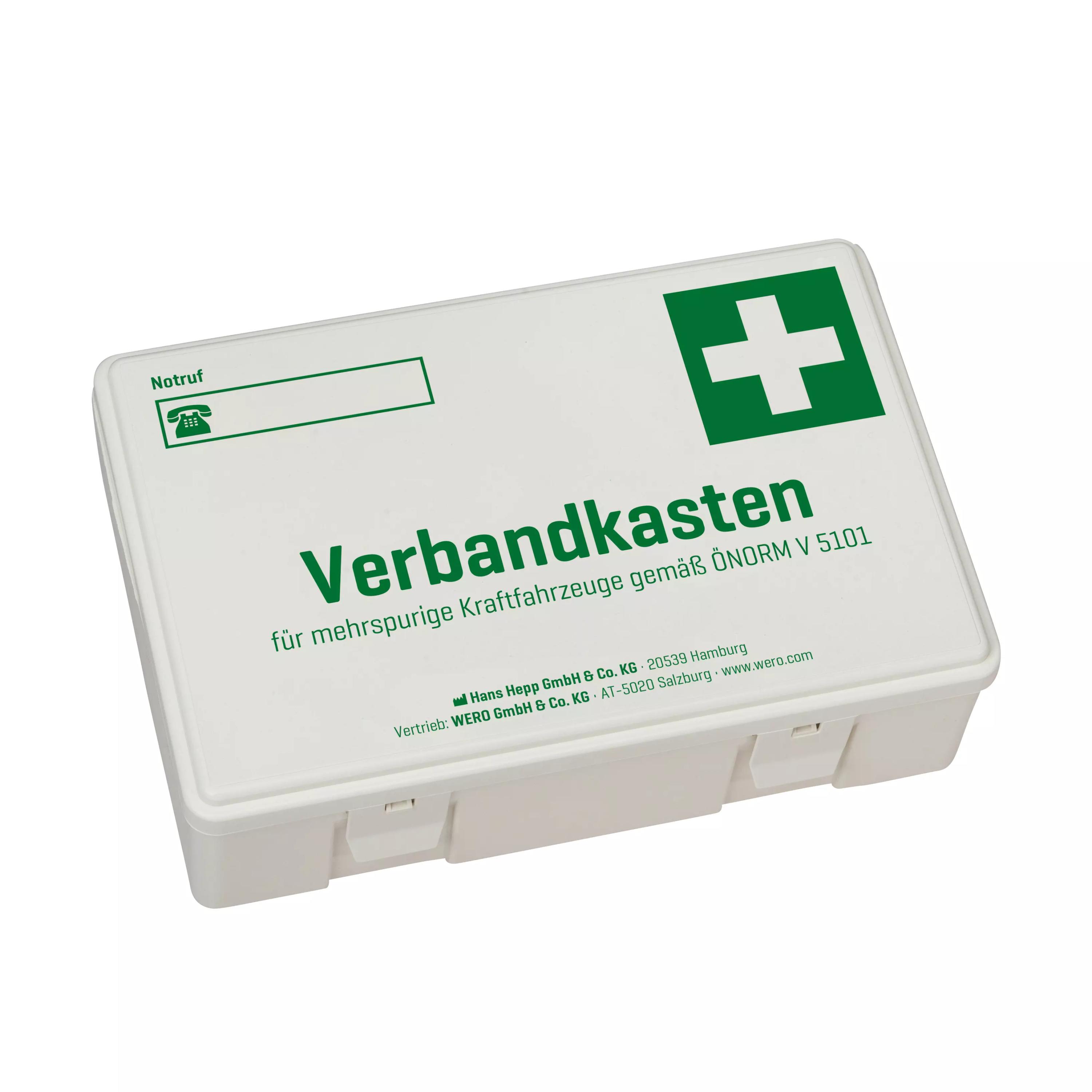 Ein weißer, rechteckiger KFZ-Verbandkasten ÖNORM V 5101 aus Kunststoff mit grünem Kreuz und Infokennzeichnung auf der Vorderseite.