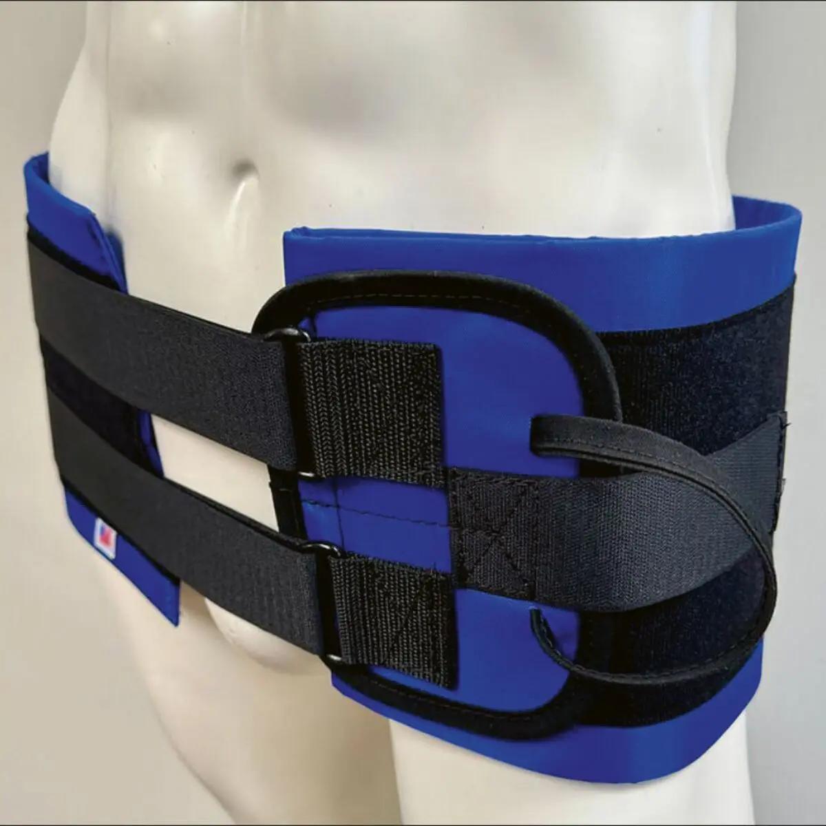 FarTec Responder Pelvic Binder - Blau liegt um einen weißen Torso, zeigt schwarze Gurte, eine Schnalle und gepolsterten Rückenbereich für Stabilität und Komfort.