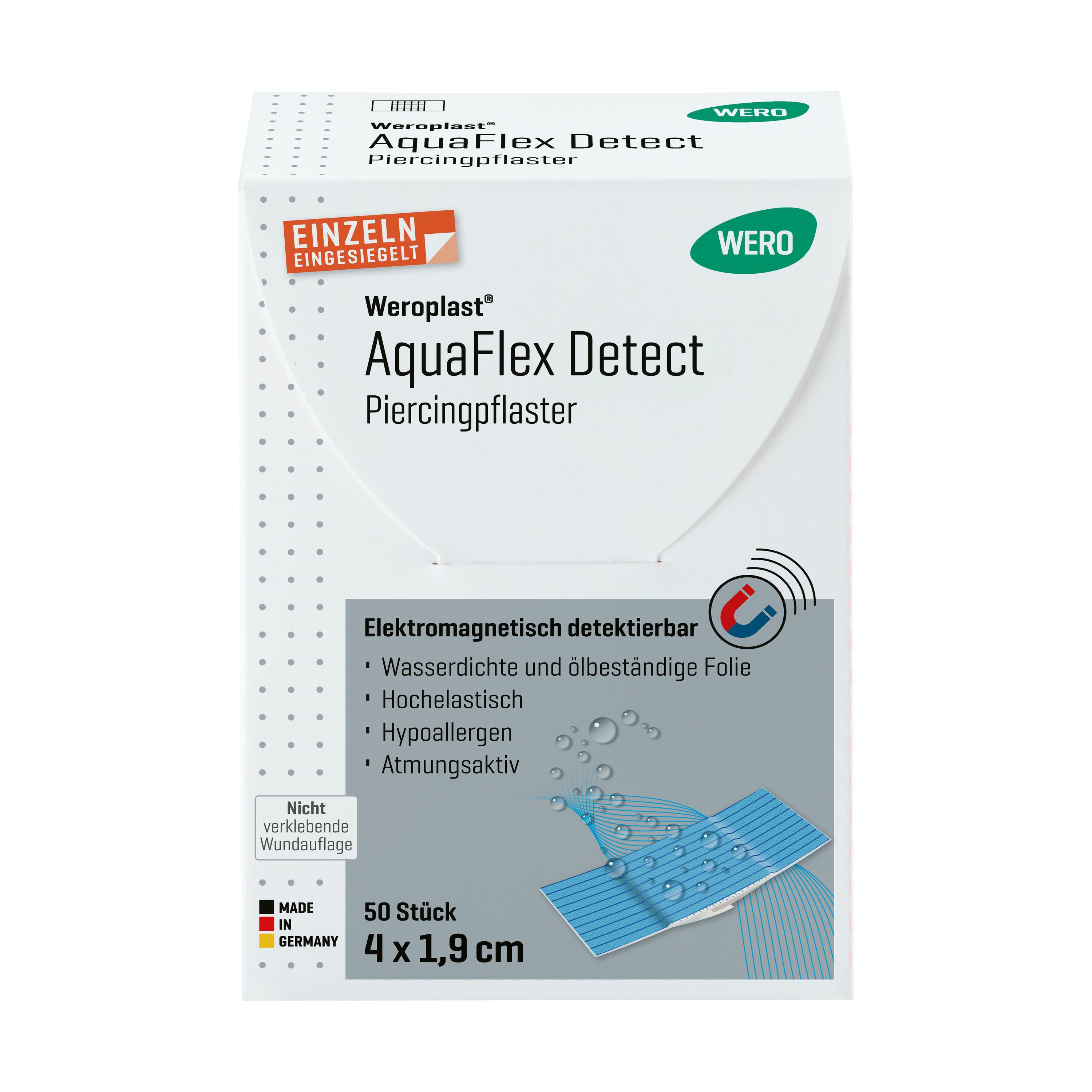 Ein Ohr mit silbernem Kreolen-Piercing wird gezeigt, während eine Hand ein blaues Piercing-Pflaster Weroplast® AquaFlex Detect vorsichtig anlegt.
