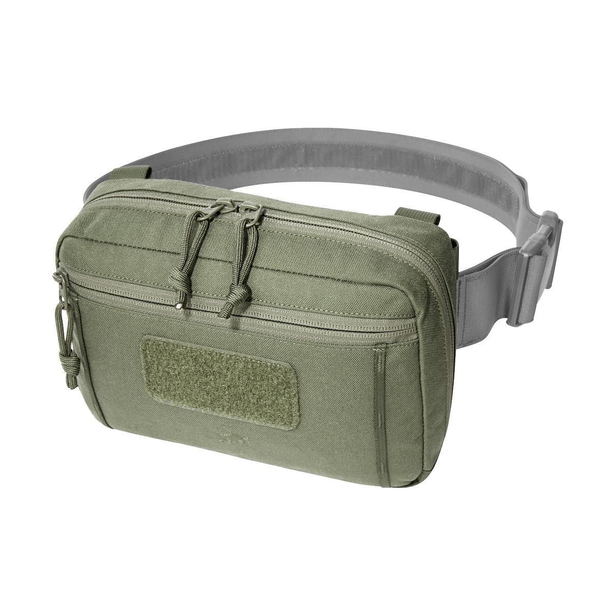 Taktische TT Tac Pouch 8.1 Hip in Waldgrün mit grauem, abnehmbarem Hüftgurt, zwei Reißverschlussfächern und robustem Frontpatch.