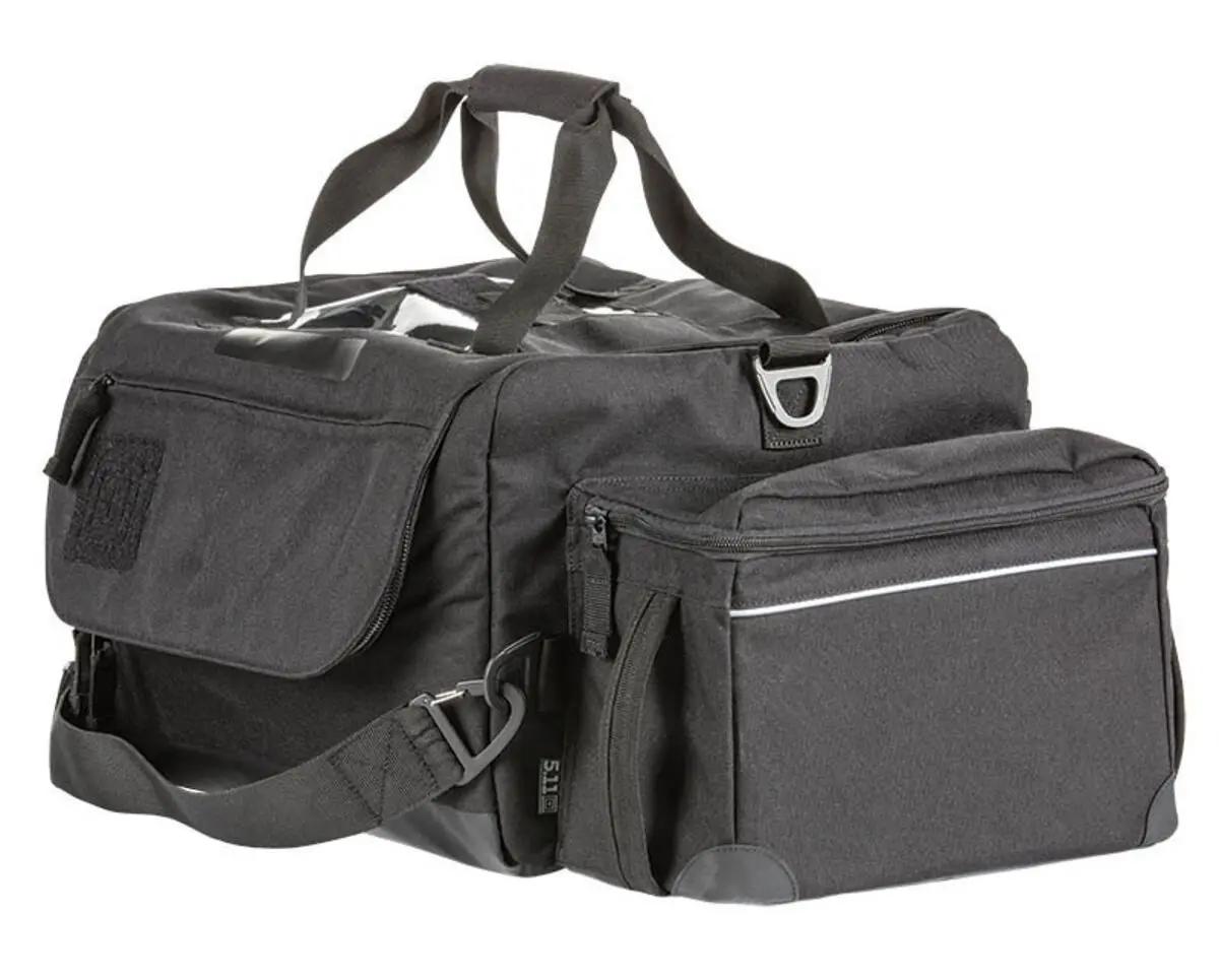 Die 5.11 ALS/BLS Duffel, Medic Tasche steht aufrecht, zeigt mehrere Reißverschlusstaschen, stabile Griffe und eine abnehmbare Seitentasche.