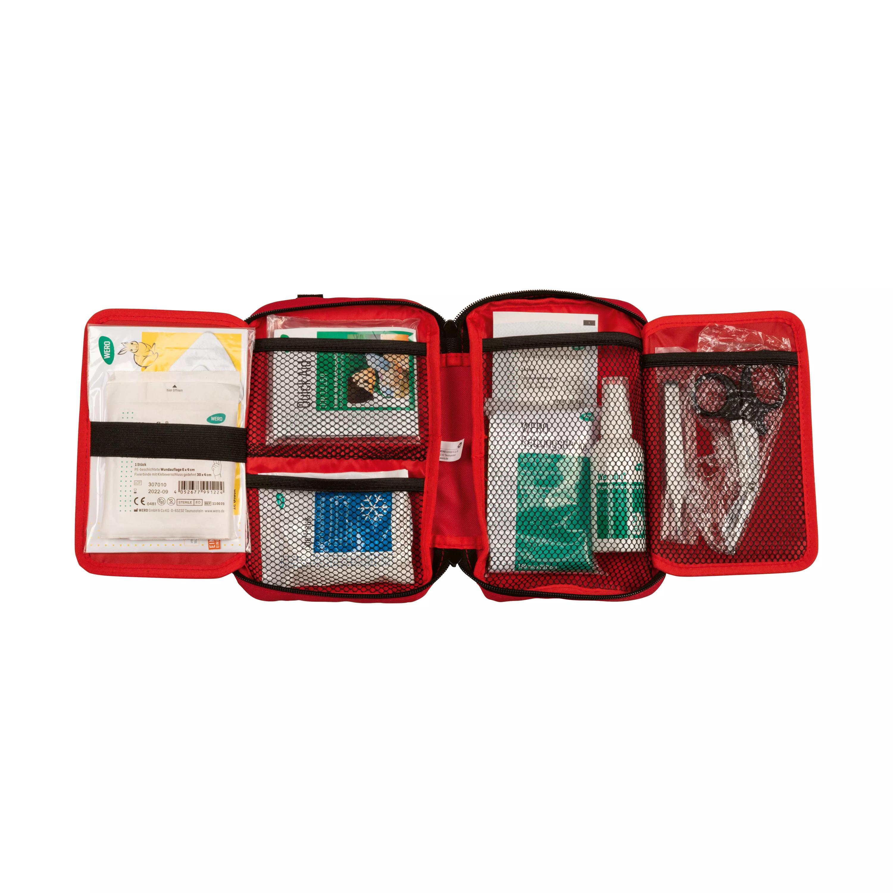 Outdoor Erste-Hilfe-Set WERO On-Tour in aufklappbarem Etui, ausgestattet mit Wundreinigungsspray, Heilsalbe und XL-Pflasterstrips in separaten Fächern.