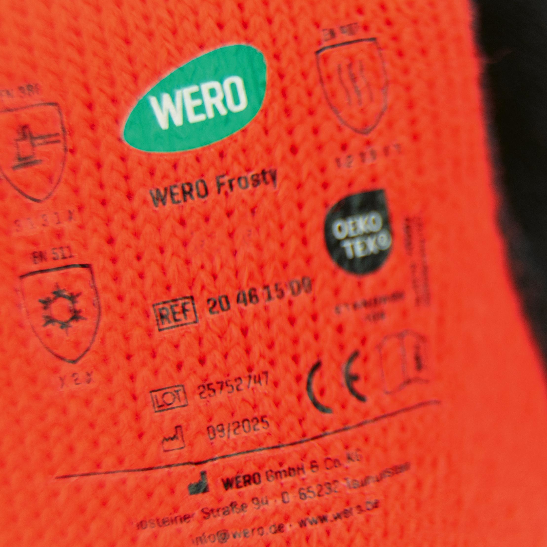 Leuchtend orangefarbener Kälteschutzhandschuh WERO Frosty, eng gestrickt mit leicht flauschiger Oberfläche, Größe 8, gut sichtbar im Bild.