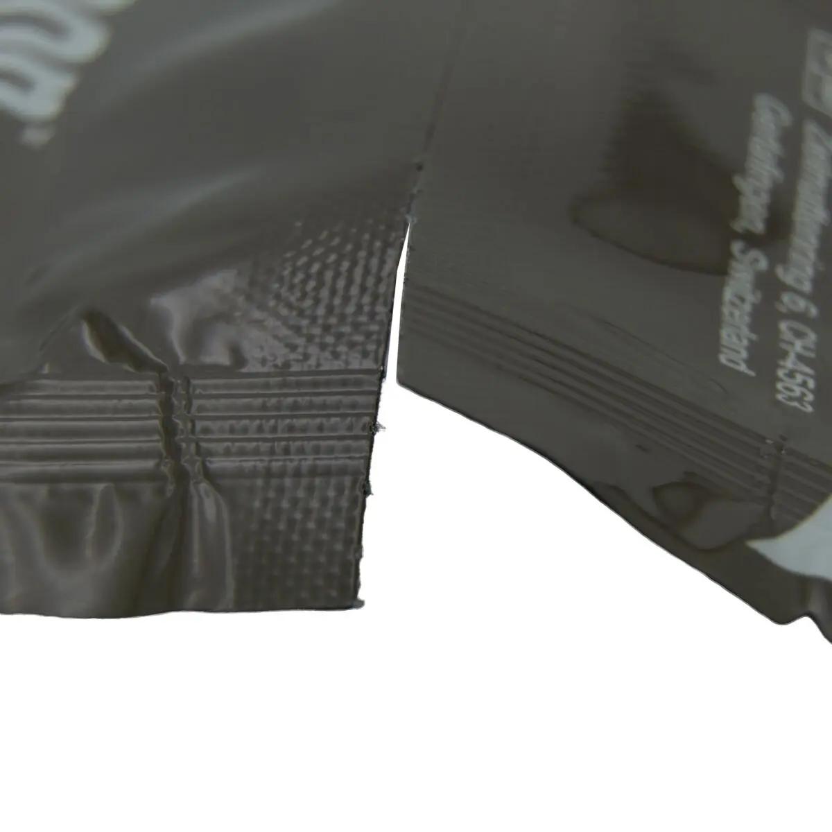 Die leicht aufgerissene Verpackung des Beacon™ Chest Seal - vented, 2 Stk mit wiederverschließbarem Verschluss und Teilansicht des Innenraums.