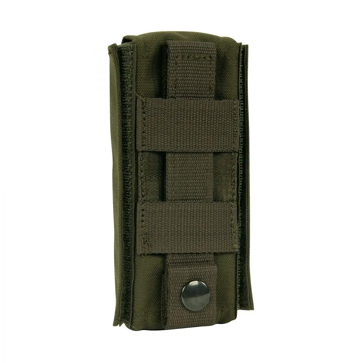 TT Tourniquet Pouch II - Oliv mit Reißverschluss, drei verstellbaren Trageschlaufen und schwarzem Frontverschluss, seitlich leicht angewinkelt dargestellt.