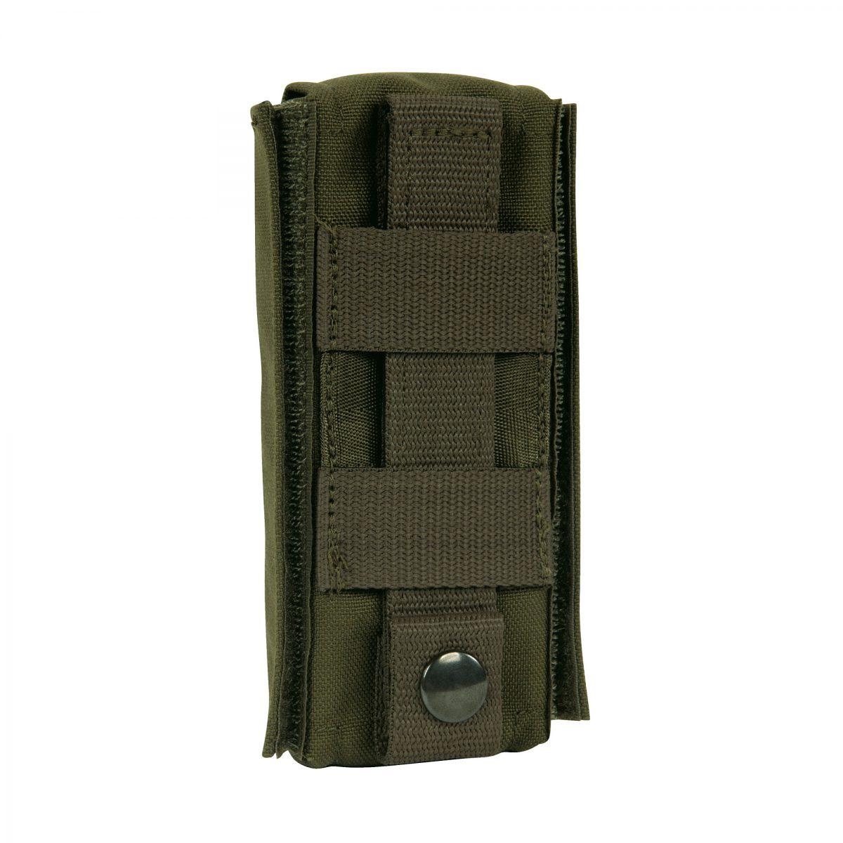 TT Tourniquet Pouch II - Oliv mit Reißverschluss, drei verstellbaren Trageschlaufen und schwarzem Frontverschluss, seitlich leicht angewinkelt dargestellt.