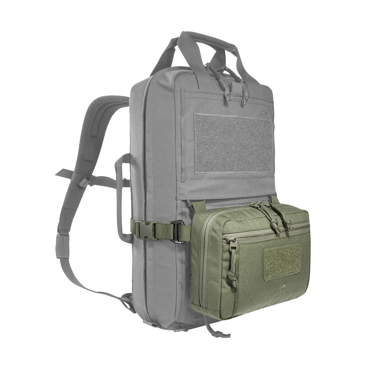 Grauer TT Tac Pouch 8.1 Hip Rucksack mit mehreren Reißverschlussfächern, abnehmbarem Hüftgurt und MOLLE-Befestigungssystem.