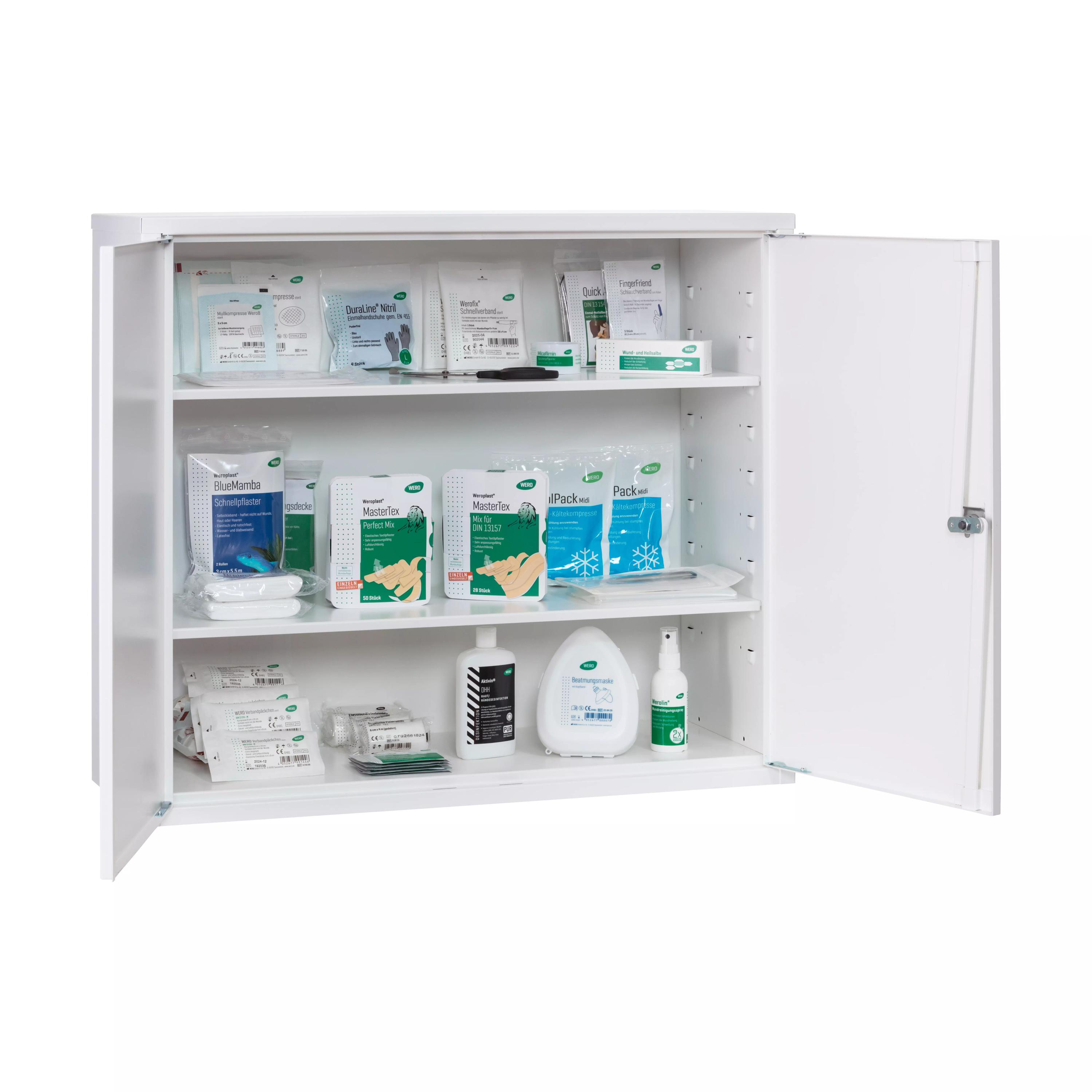 Offener WERO Verbandschrank DuoDoor XL 500 mit zwei verstellbaren, extra tiefen Zwischenböden, befüllt mit medizinischen Produkten und Behältern.