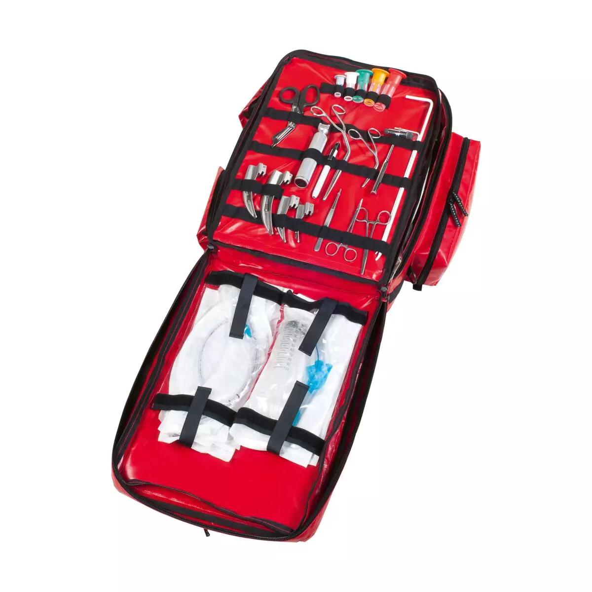 HAN-LIFE Rettungsrucksack PARAMEDIC PLUS aus rotem, PVC-beschichtetem Polyester mit vielen Fächern, gefüllt mit medizinischen Instrumenten und Zubehör.