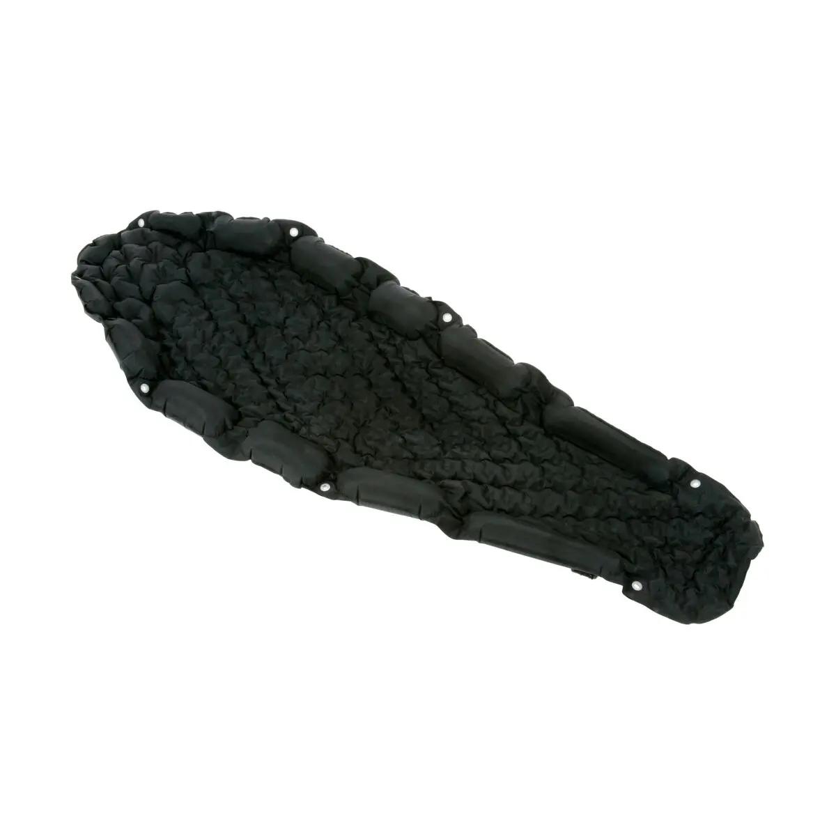 Auf dem Bild liegt das Xtract™SR Afloat als schwarze, luftgefüllte Schwimmhilfe mit gewebter Struktur und vier Verschlüssen auf weißer Fläche.