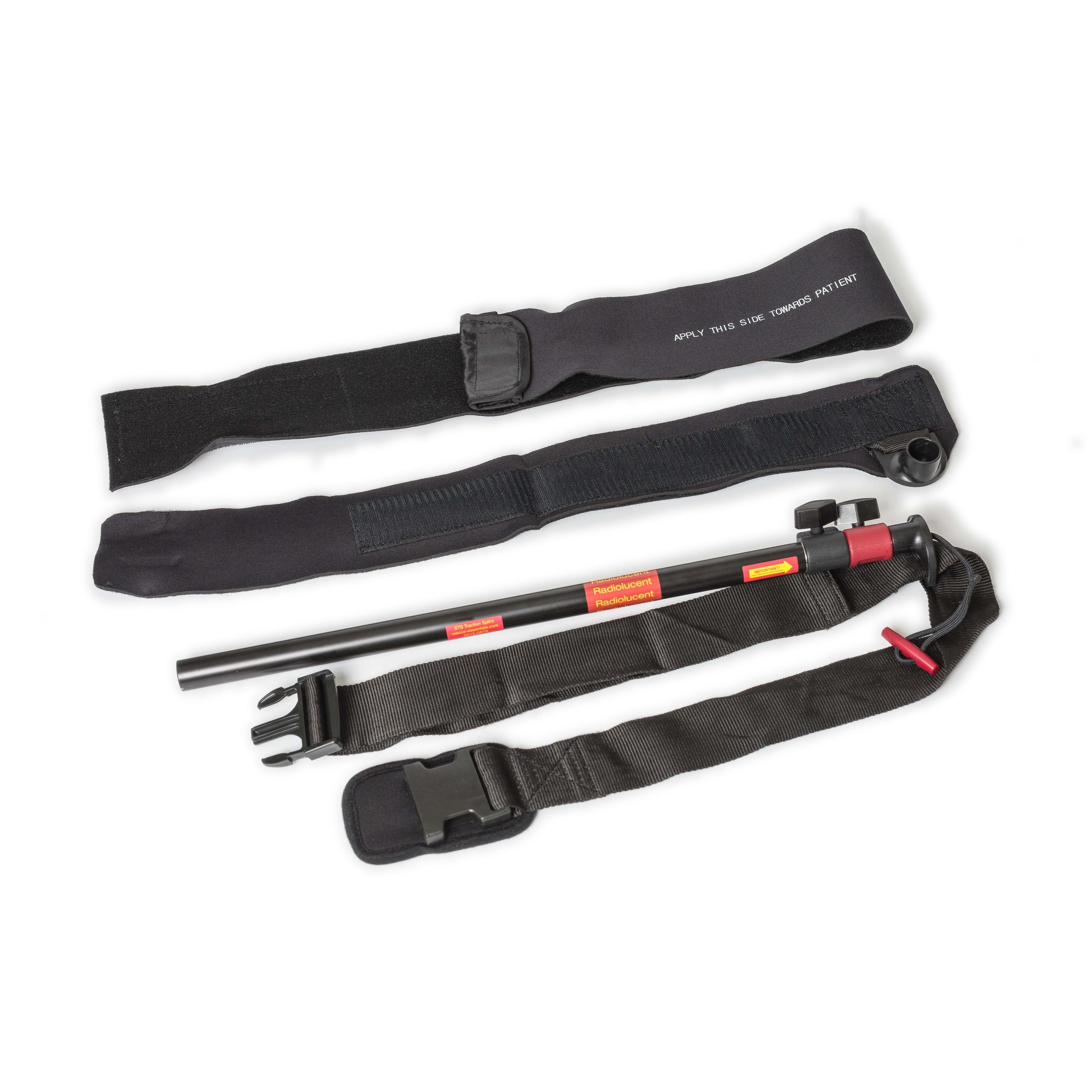 Eine seitlich liegende Slishman Traction Splint (STS) mit rotem Knopf, verstellbarem Gurt und flexiblem Stab, kompakt gestaltet für patientennahe Anwendung.