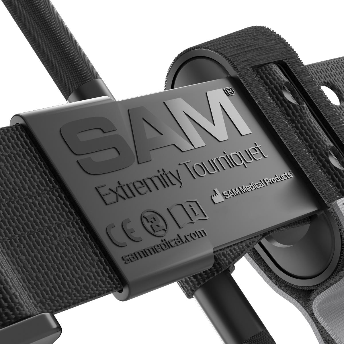 Schwarzes SAM Extremitäten-Tourniquet mit silberner Aufschrift und CE-Kennzeichnung, ausgestattet mit Halteklammer für medizinische Notfallversorgung.