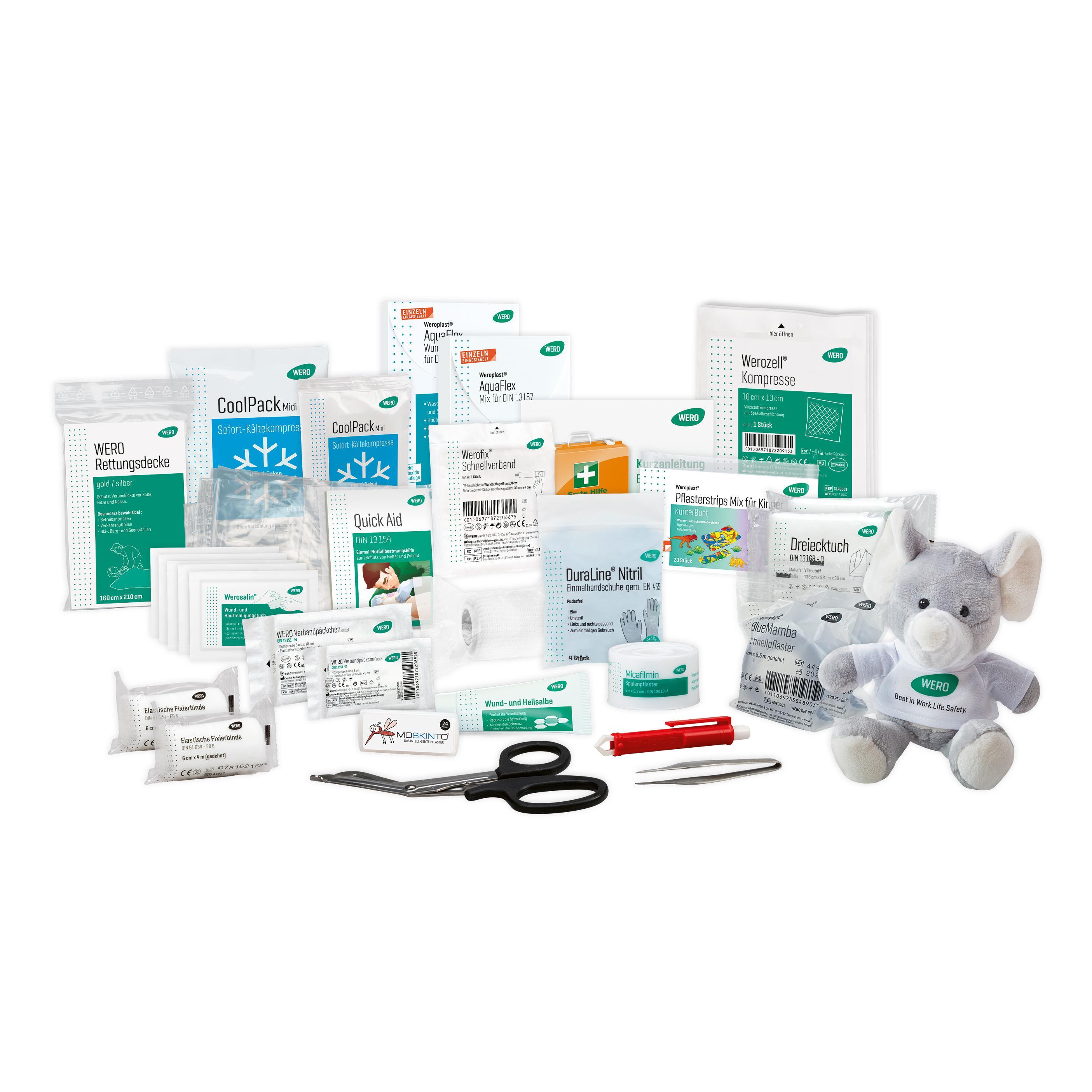 WERO Erste Hilfe Rucksack gefüllt mit WERO Sani To Go Füllung, umgeben von Verbänden, Pflasterstick, Schere, Pinzette und Plüschtier-Elefant.