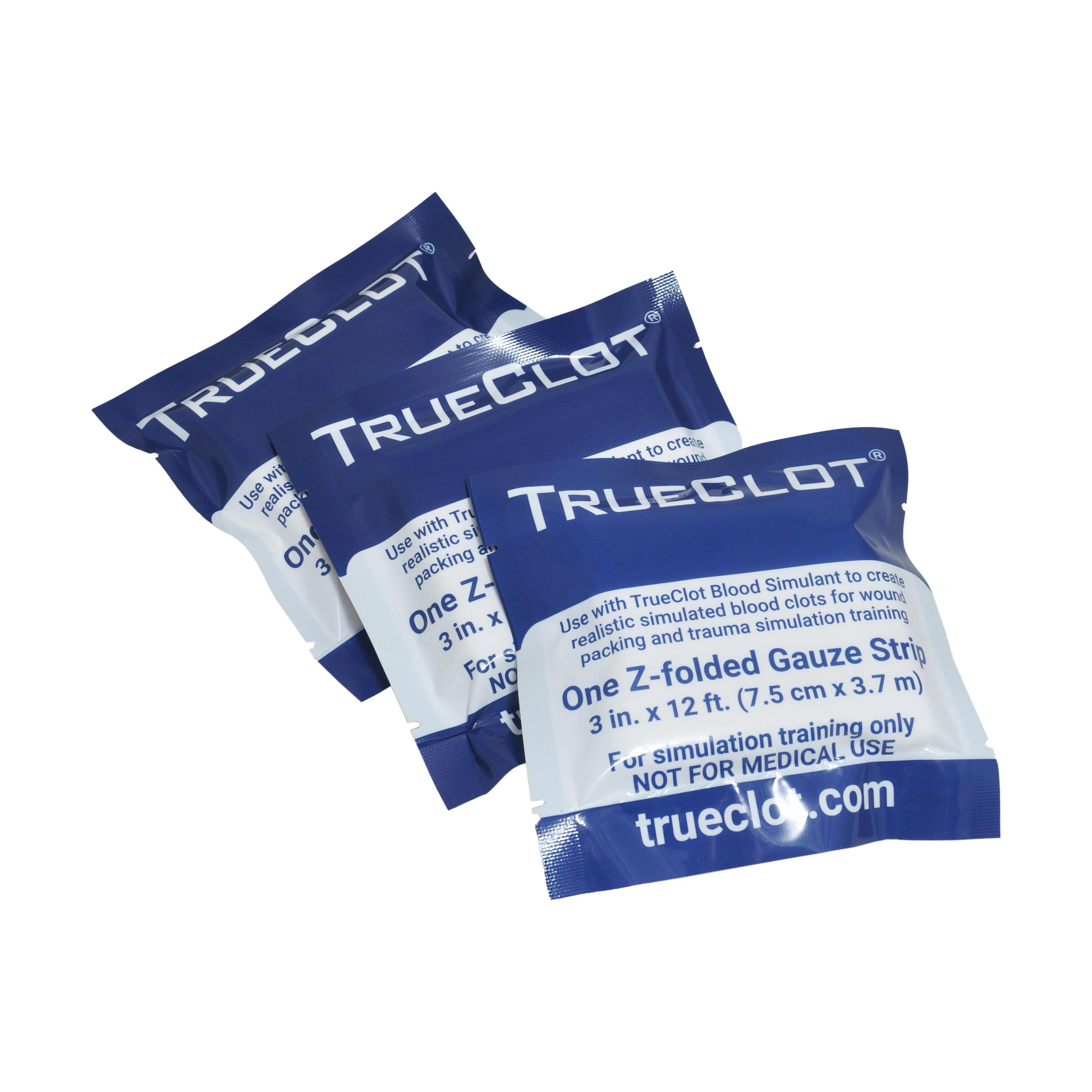 Drei aufrecht stehende TrueClot® Trainingsgaze-Packungen zeigen deutlich beschriftete Z-Fold-Gaze zur Wundpacking- und Blutungskontrollsimulation.