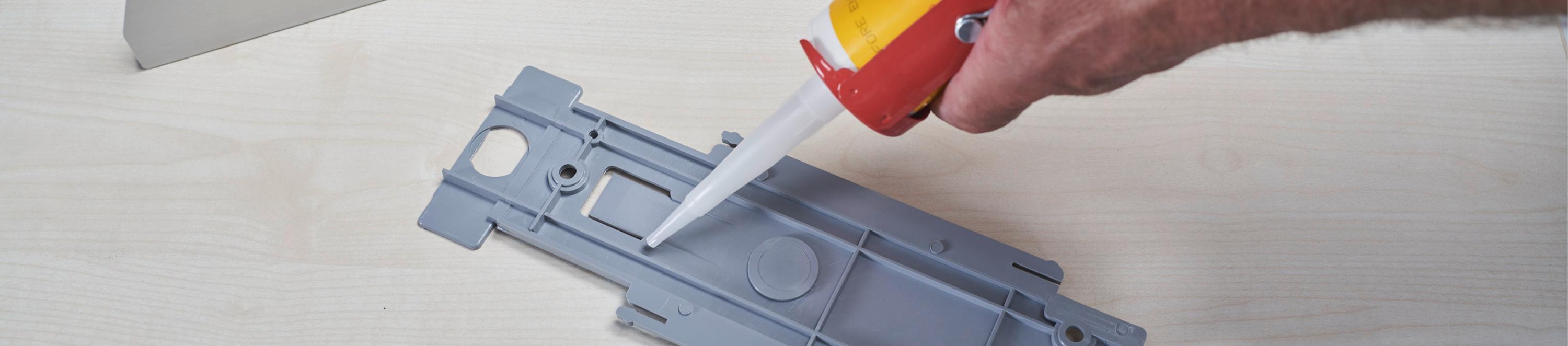 Silikon wird für die Spender-Montage aufgetragen