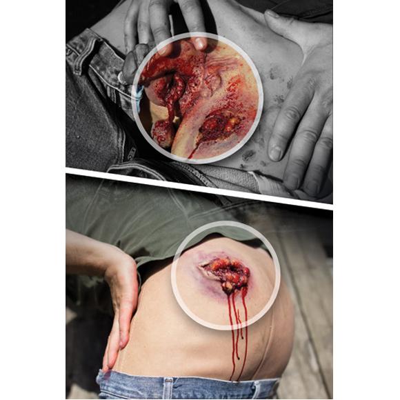 Zwei Detailaufnahmen der Techline Moulage Schusswunde Leiste männlich zeigen eine realistisch blutende Wunde mit sichtbaren Hoden, Muskeln und Fett.