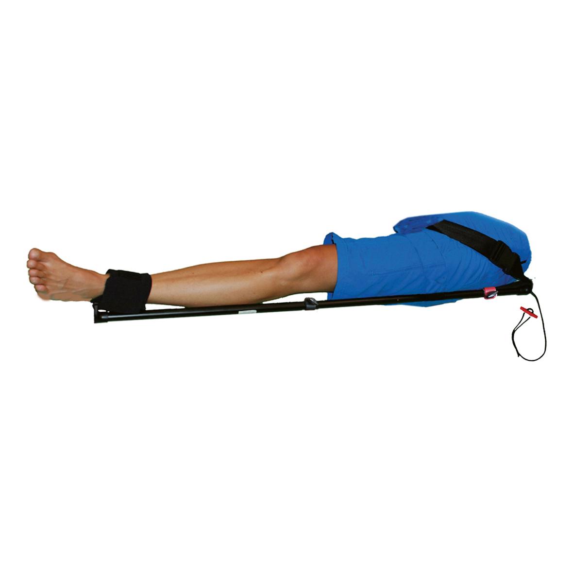 Das Bein einer Person ist mit einer Slishman Traction Splint (STS) versehen, die durch eine schwarze Schnalle und einen Gurt zur Frakturstreckung fixiert ist.